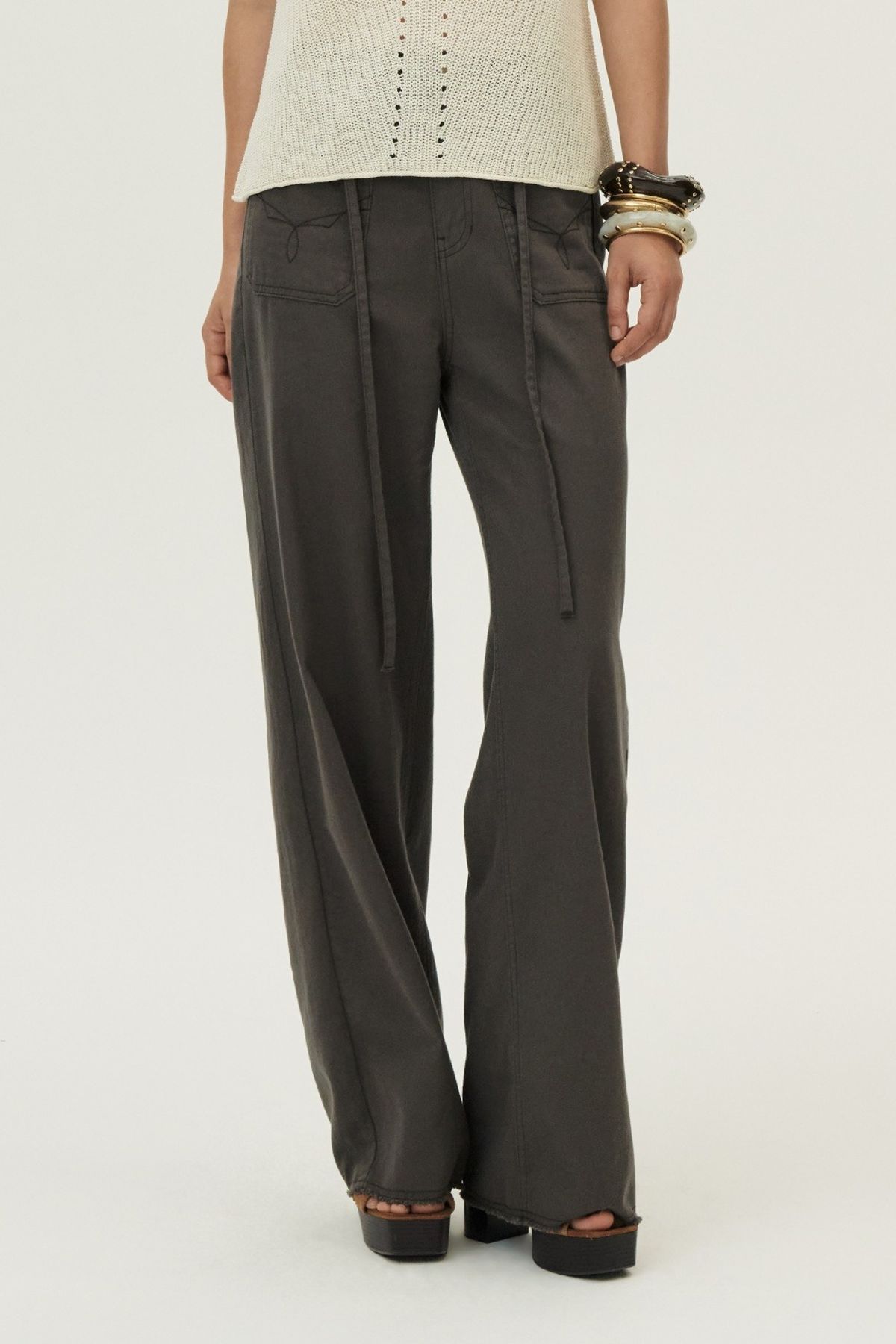 쿠메(KUMÉ) Frayed Embroidered Pocket Denim Pants, Charcoal