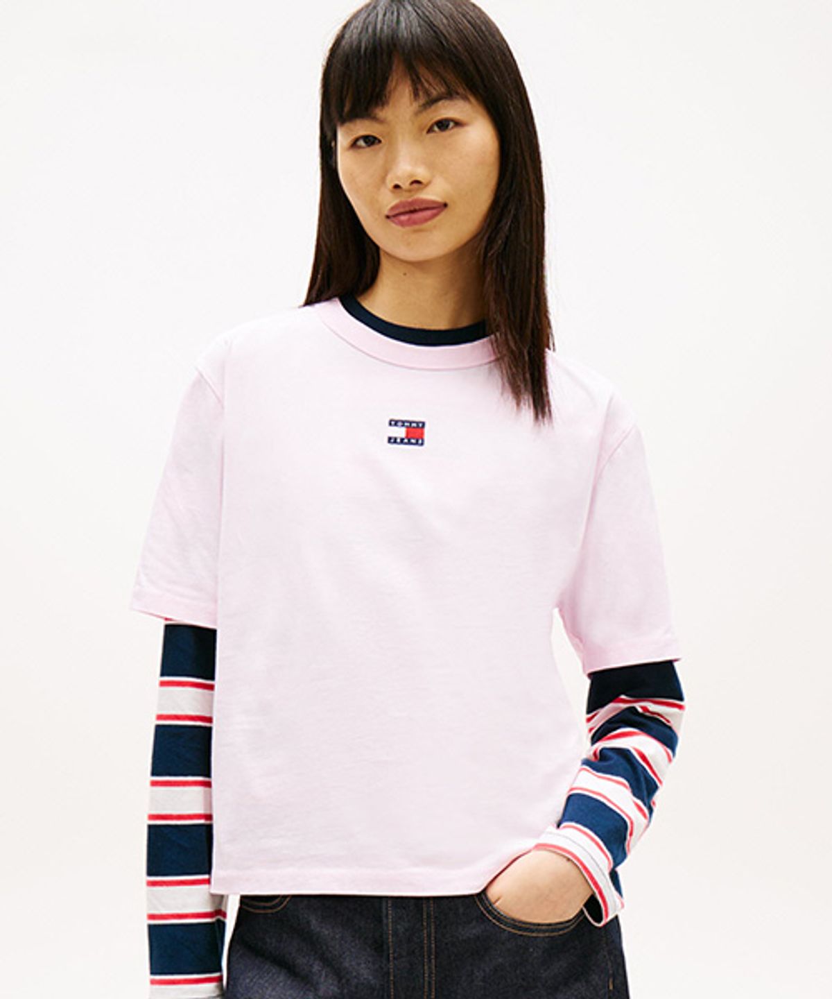 타미진스(TOMMY JEANS) 박시 핏 배지 티셔츠 (T32G1TTO26TWT1TN9)