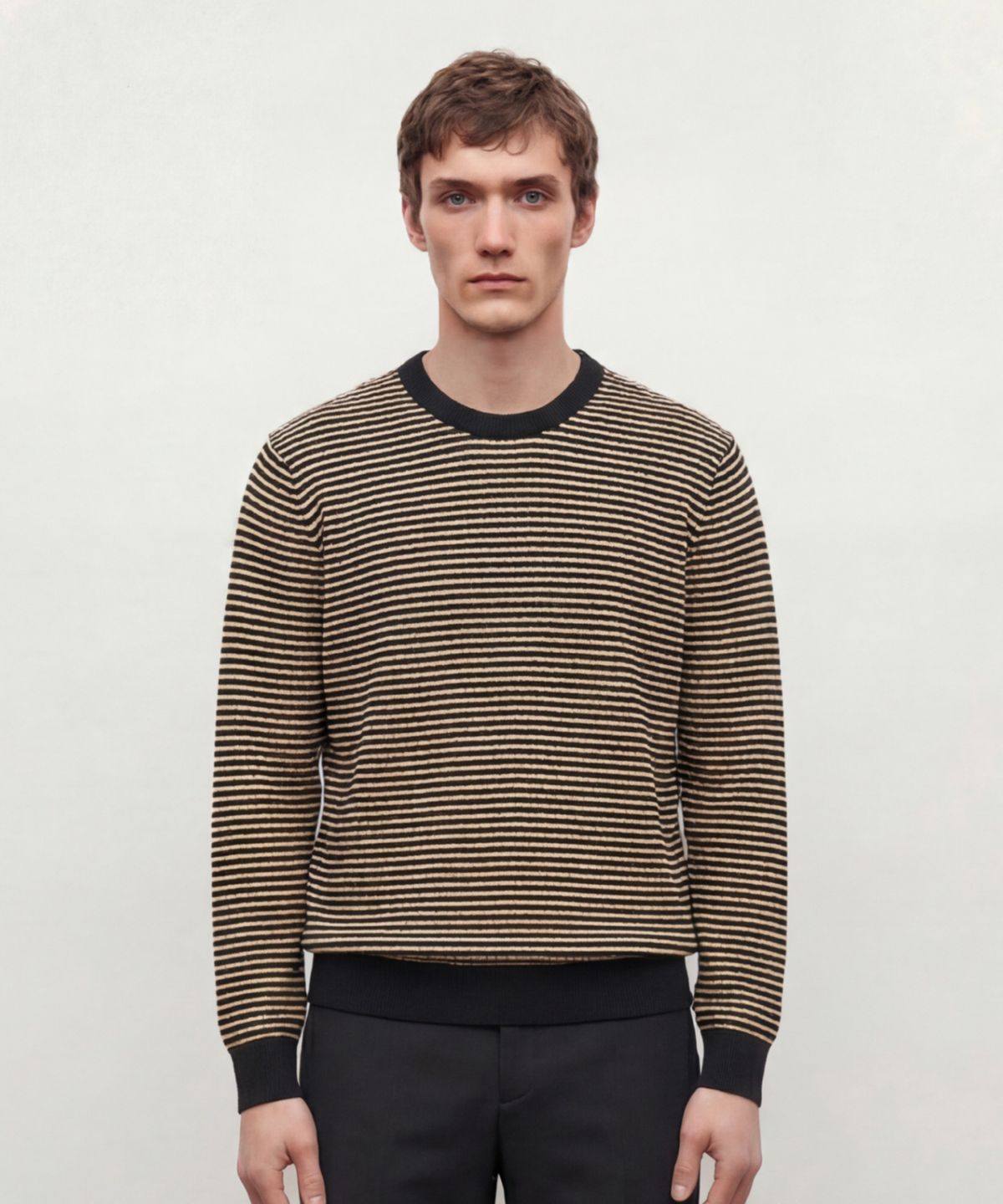 질스튜어트뉴욕 맨(JILLSTUART NEWYORK MEN) 린넨 블렌드 스트라이프 크루넥 니트 - 블랙 (JNSW6B409BK)