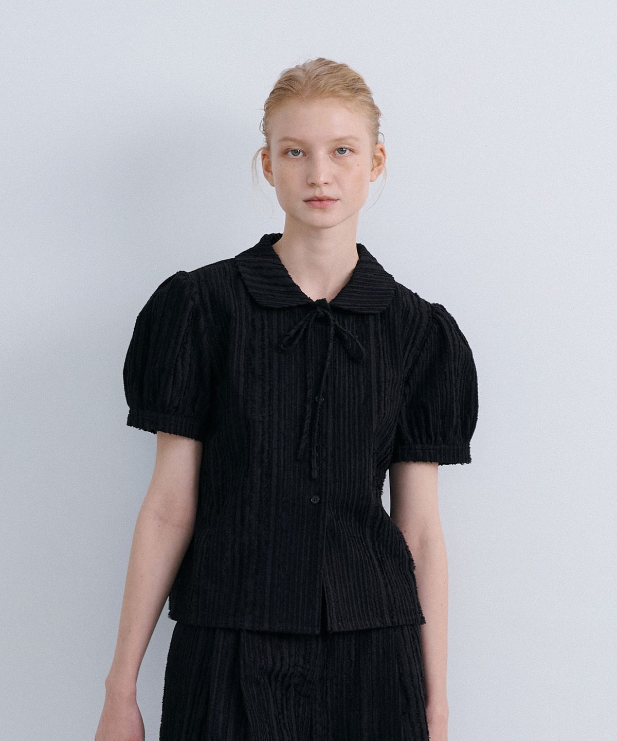 에핑글러(EPINGLER) ORIGAMI RIBBON CROP SHIRT - BLACK