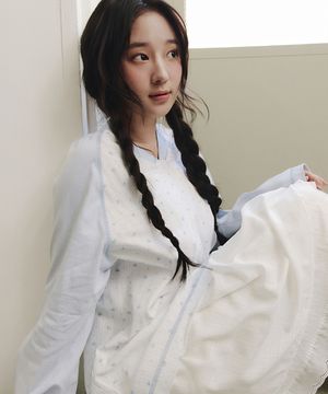 FLOWER RAGLAN V-NECK T-SHIRT_SKY BLUE