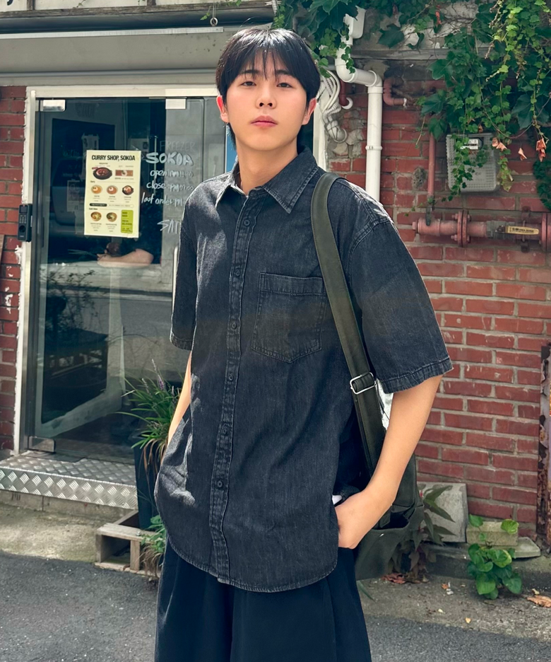 오버핏 반팔 데님 셔츠_SPYJG24C01