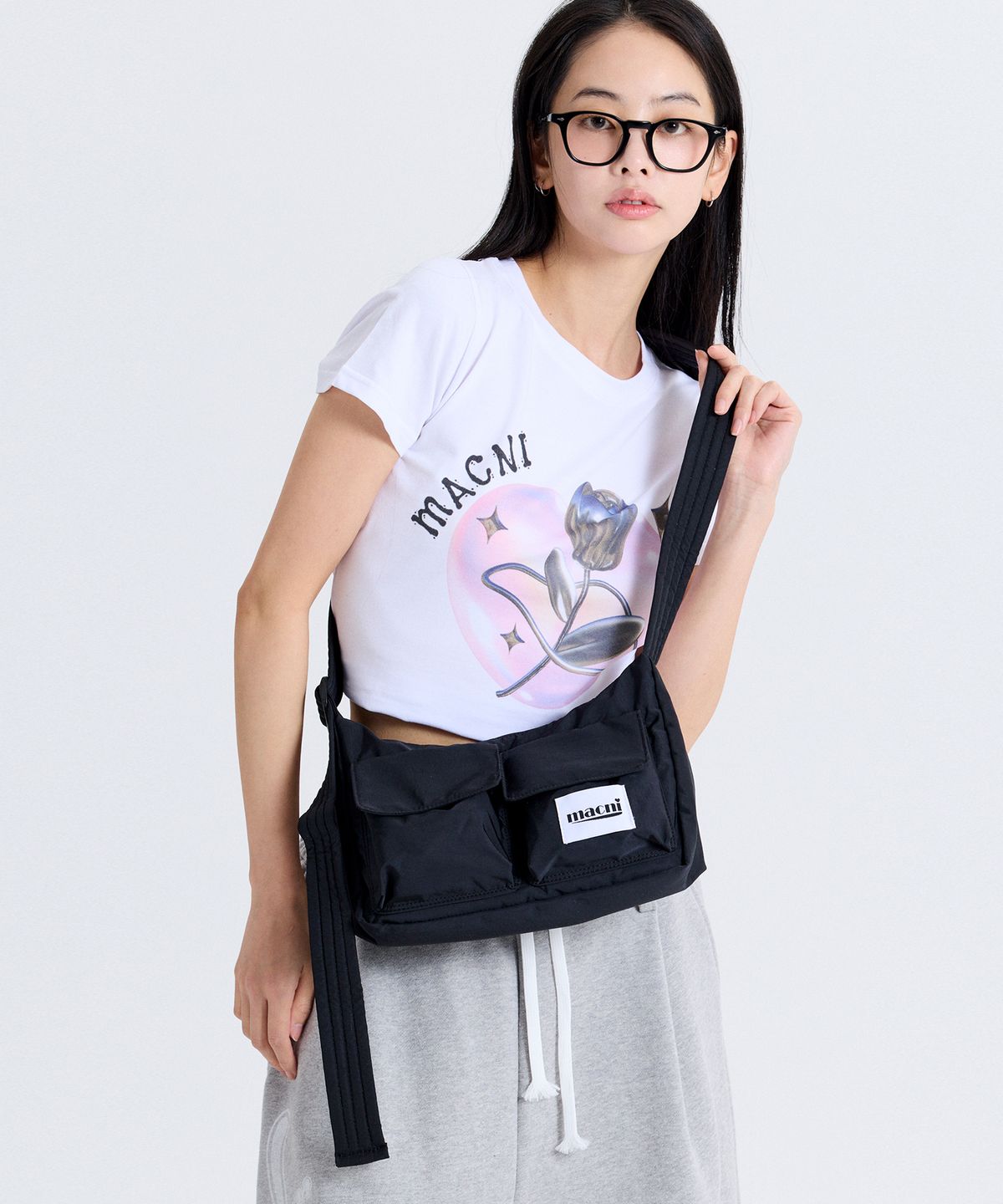 마크니(MACNI) TWO POCKET CROSS BAG BLACK