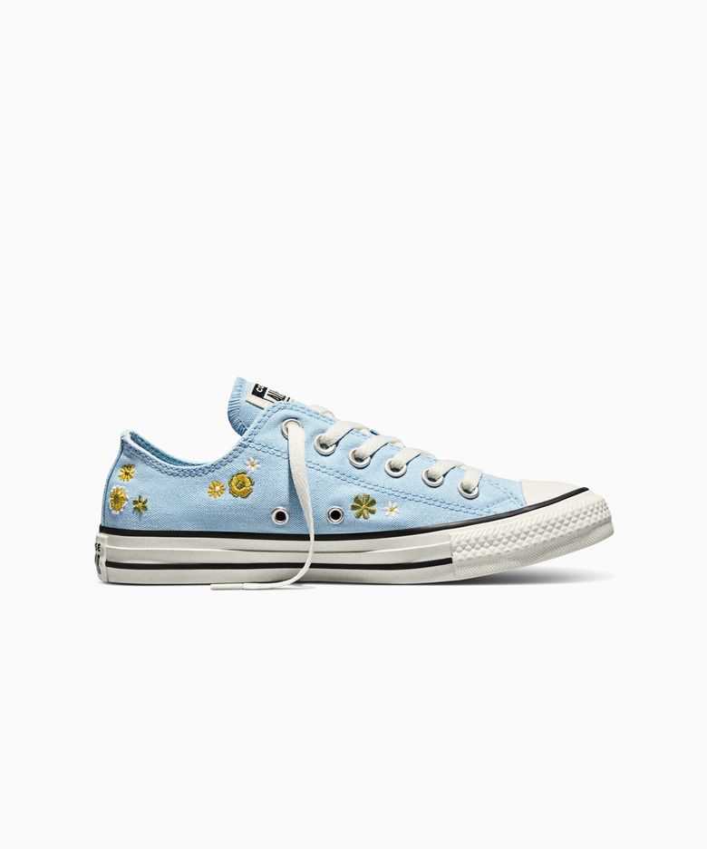 척테일러 올스타 엠브로이더드 플로럴 클리어 스카이즈 A16905C