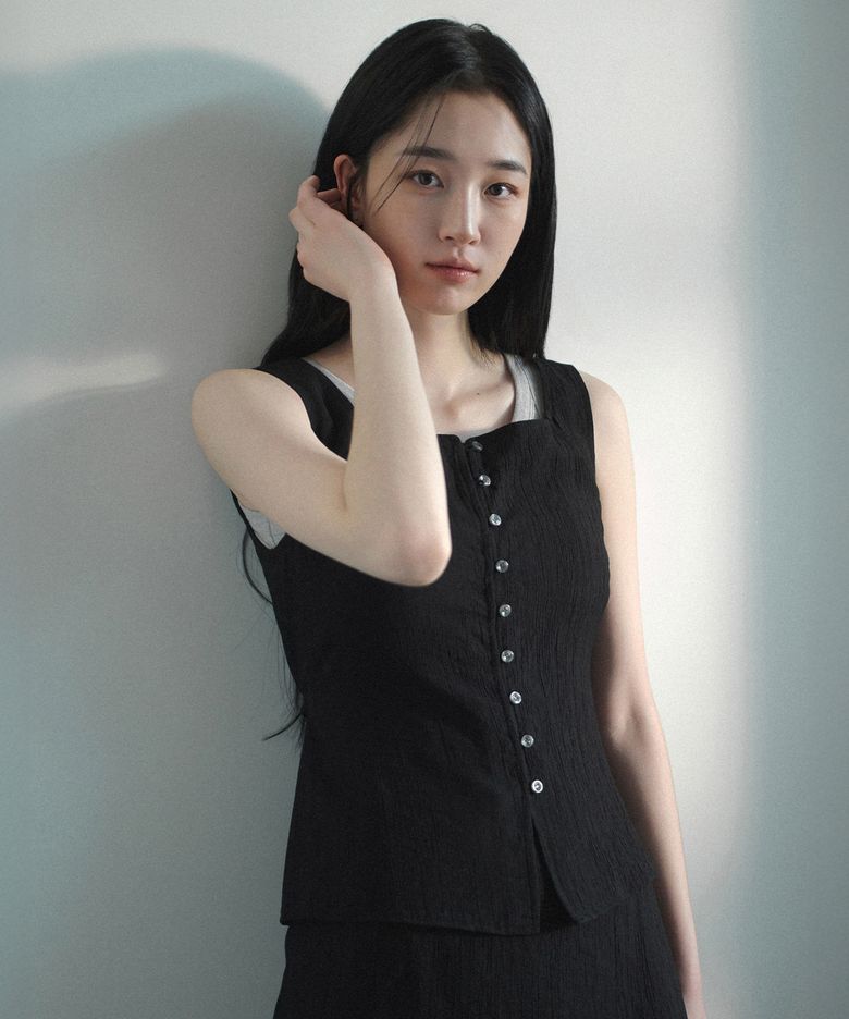 [W]블랙 버튼 슬리브리스 골지 블라우스