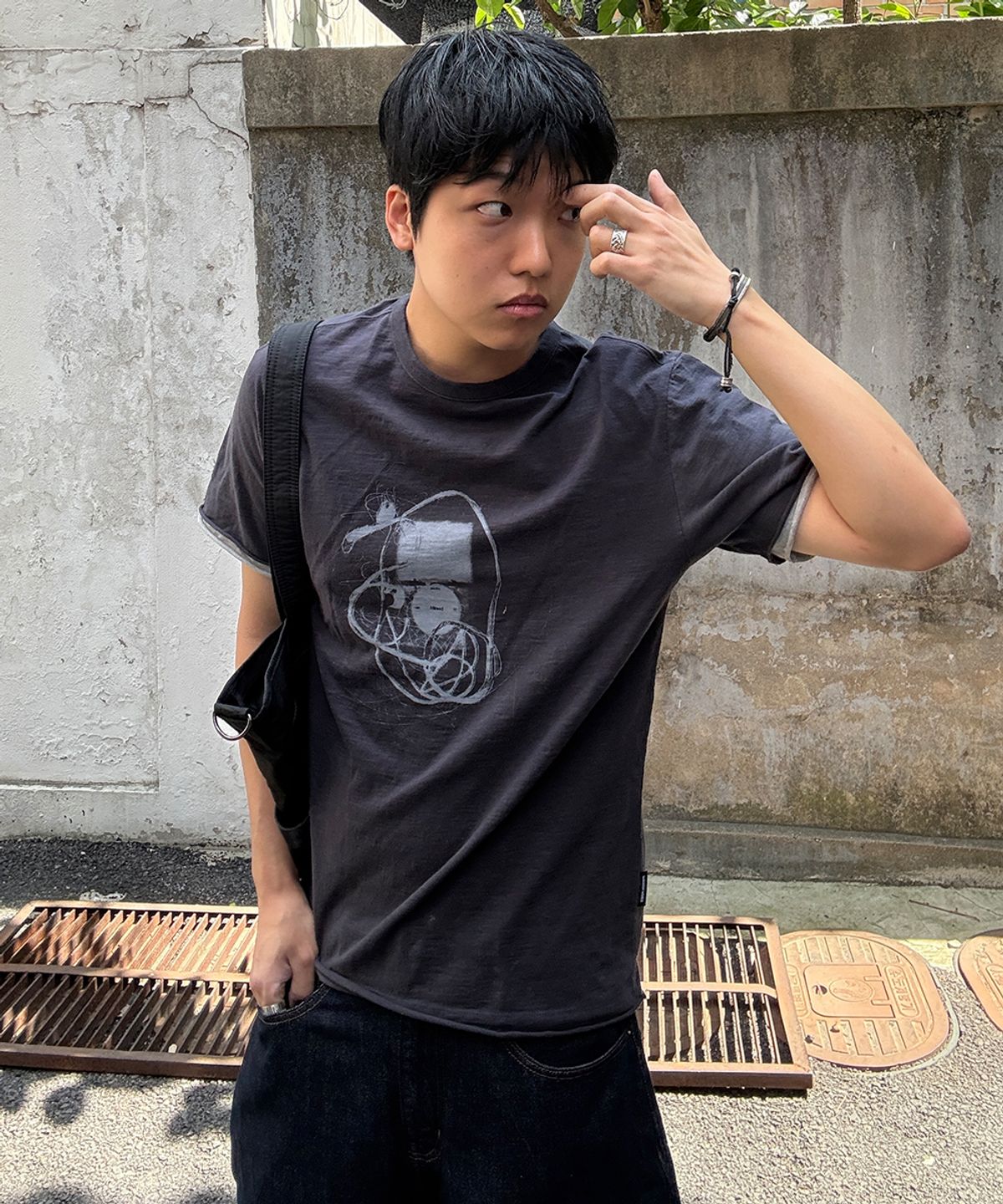 메종미네드(MAISON MINED) MP3 GRAPHIC LAYERED HALF T CHARCOAL