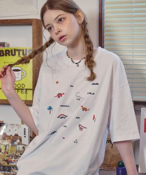 다이노스티치 자수 반팔티 화이트