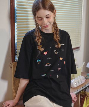 다이노스티치 자수 반팔티 블랙