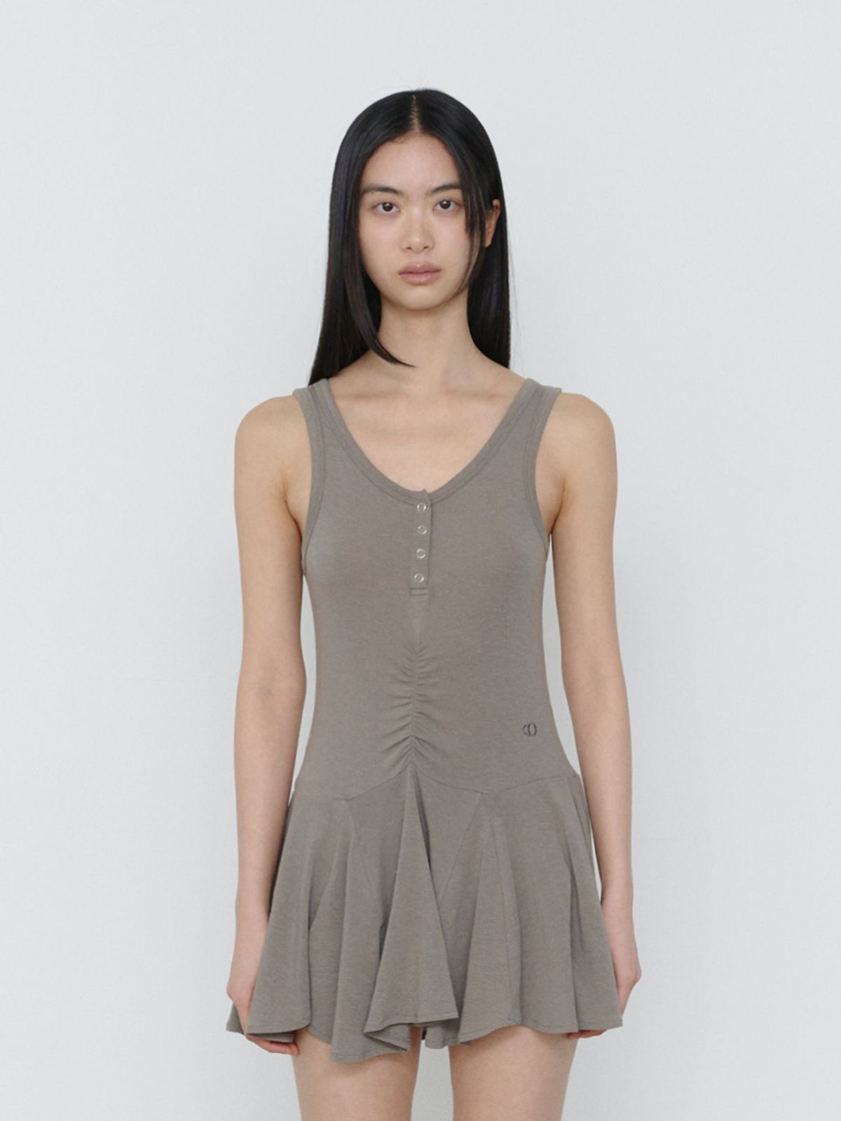 쓰리투에이티(THREE TO EIGHTY) RUCHED SNAP SLEEVELESS DRESS KHAKI