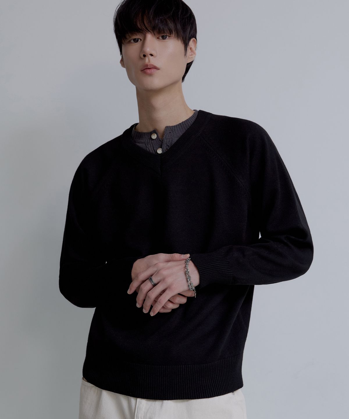 노드유(NODU) 브이넥 헤라시 라글란 크롭 니트 [블랙]
