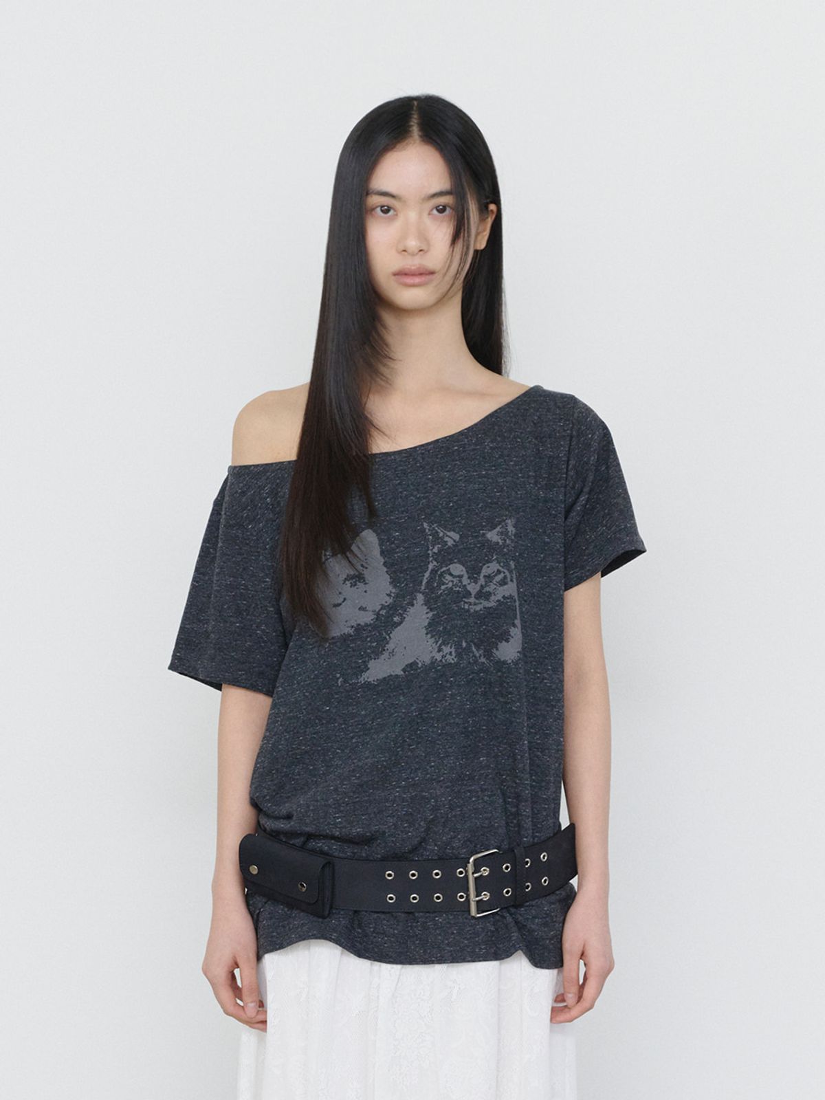 쓰리투에이티(THREE TO EIGHTY) OFF-SHOULDER TWIN CAT TEE CHARCOAL