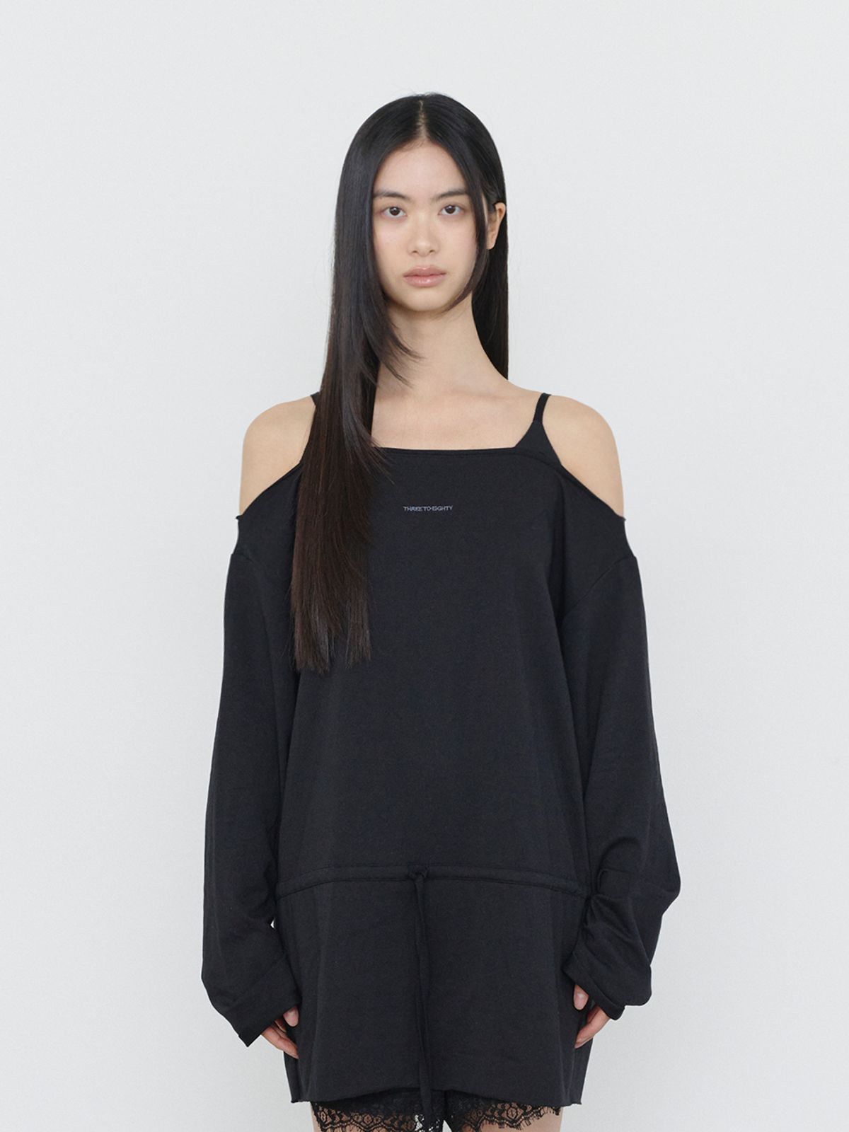 쓰리투에이티(THREE TO EIGHTY) OFF-SHOULDER SHIRRING TEE BLACK