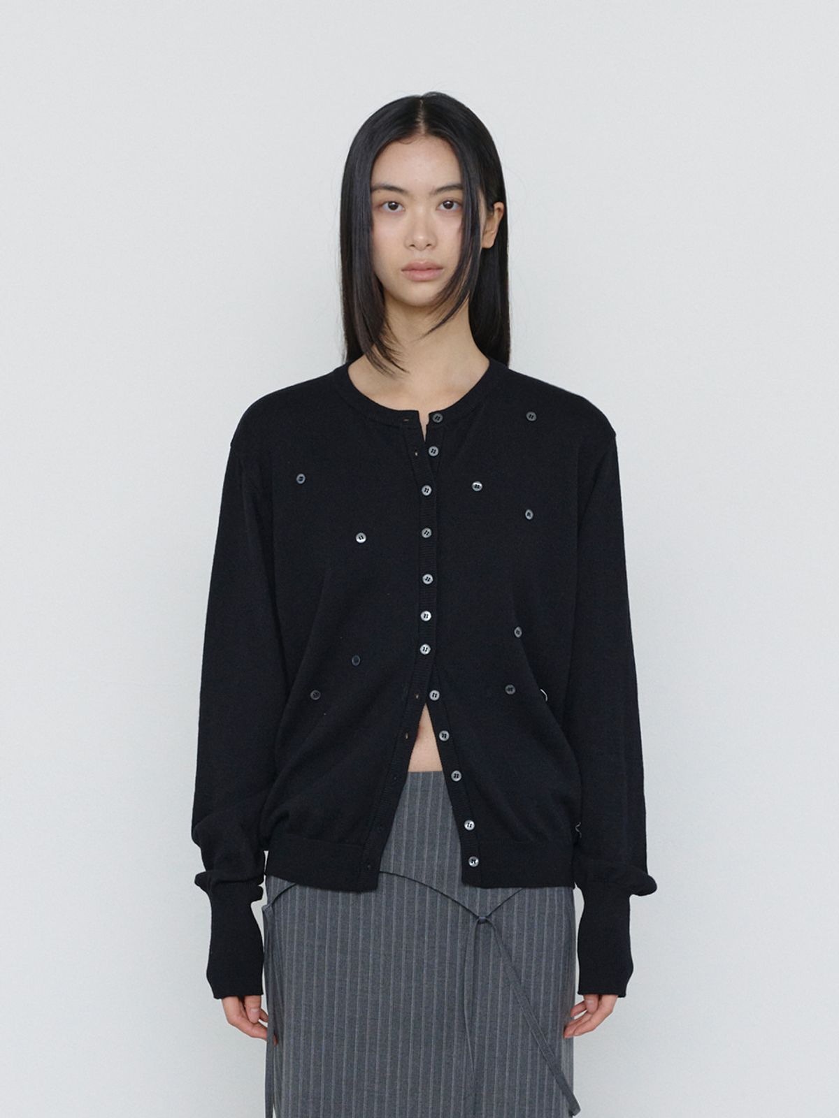 쓰리투에이티(THREE TO EIGHTY) MOP BUTTON CARDIGAN BLACK