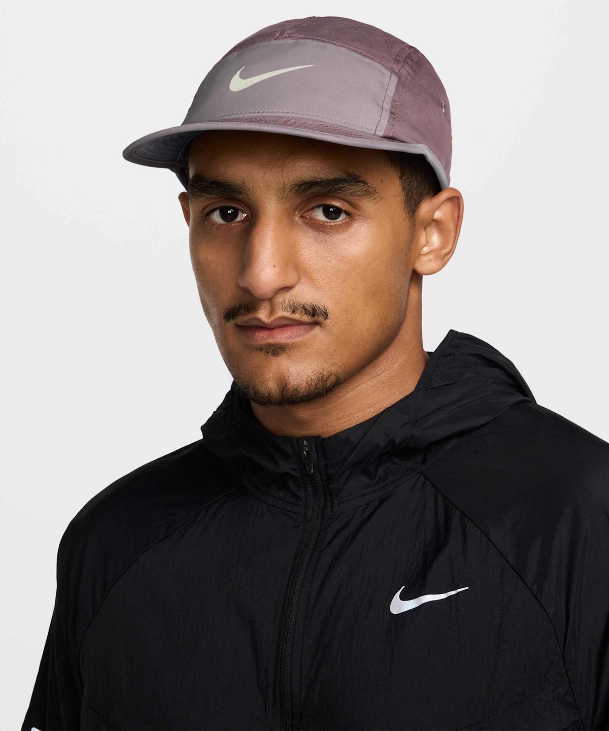 나이키(NIKE) 플라이 드라이 핏 언스트럭처 스우시 캡 - 타투:라이트 바이올렛 오어:앤트러사이트:씨 글래스 / FB5624-502