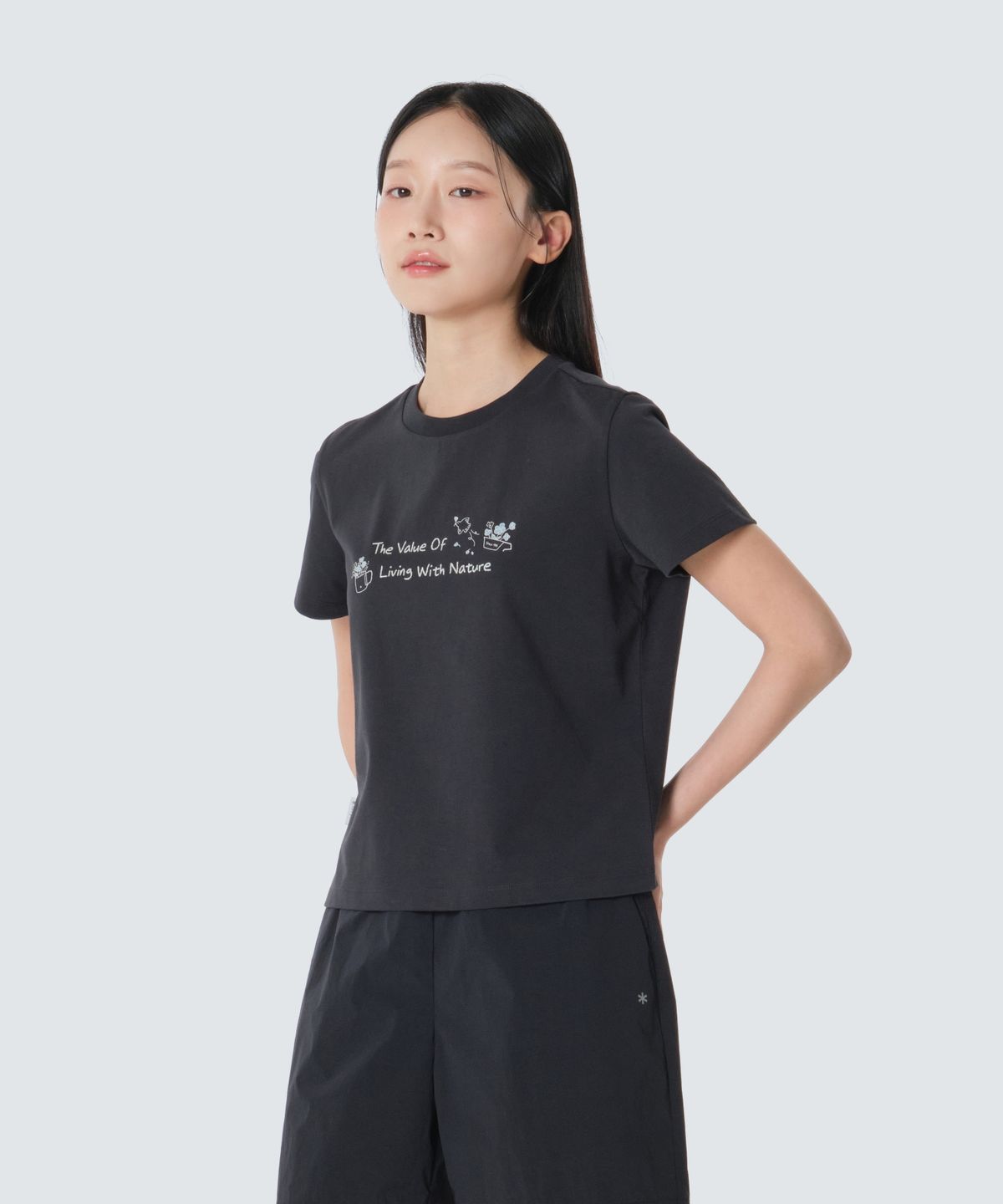 스노우피크 어패럴(SNOWPEAK APPAREL) 에어로쿨 여성 크롭 레터링 반팔 티셔츠 (S26MWFTS25) Dark Navy