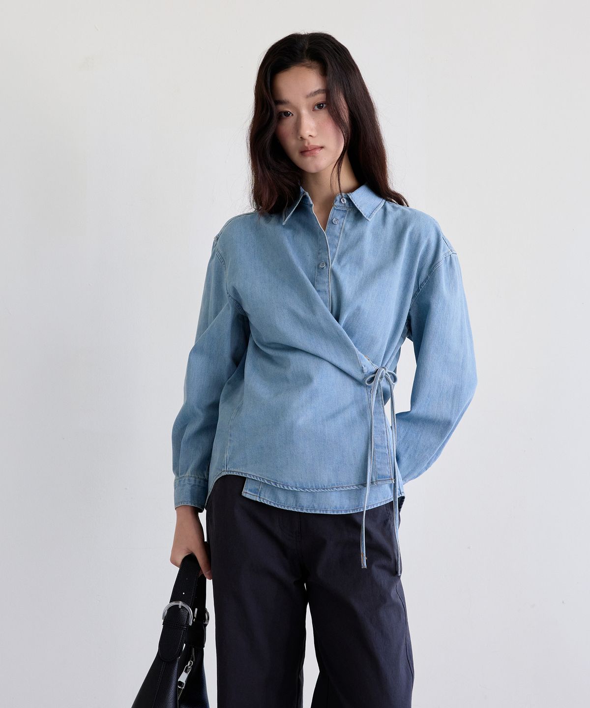 더엘로(THEELO) 스트랩 디테일 데님 블라우스 (Light Denim)