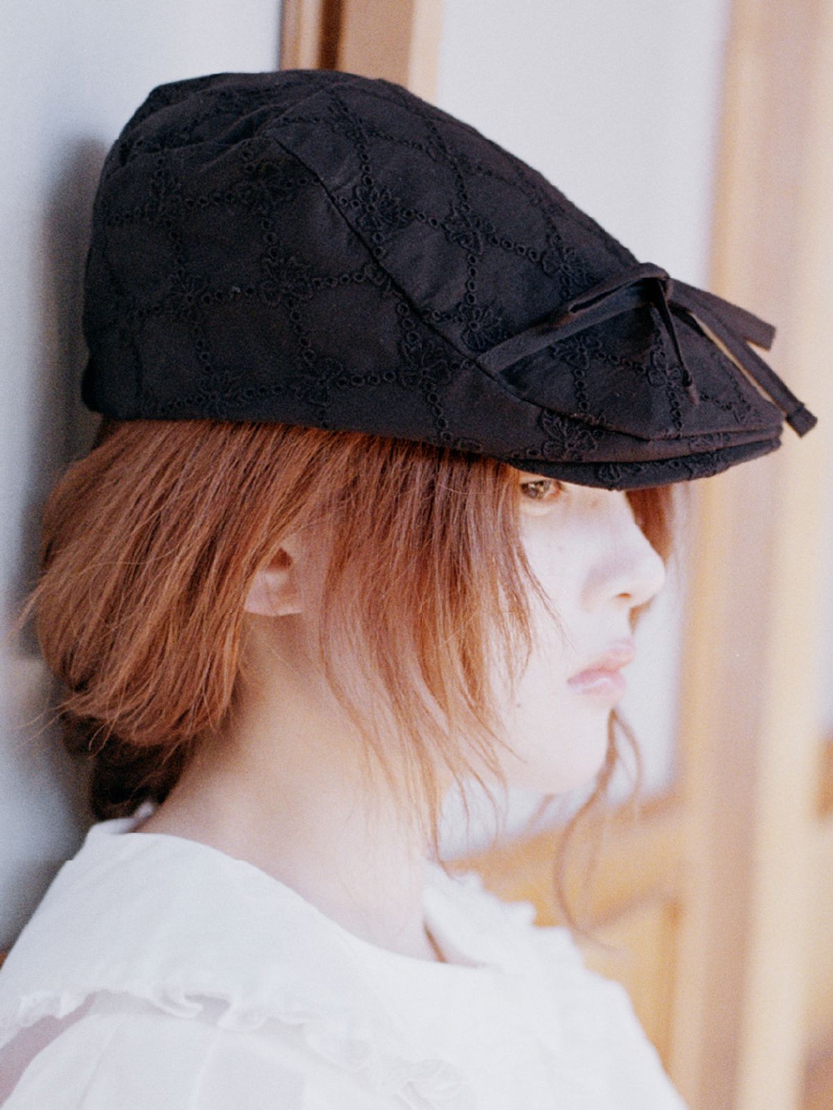 포에지담(POESIEDAME) RIBBON EYELET FLAT CAP IN BLACK