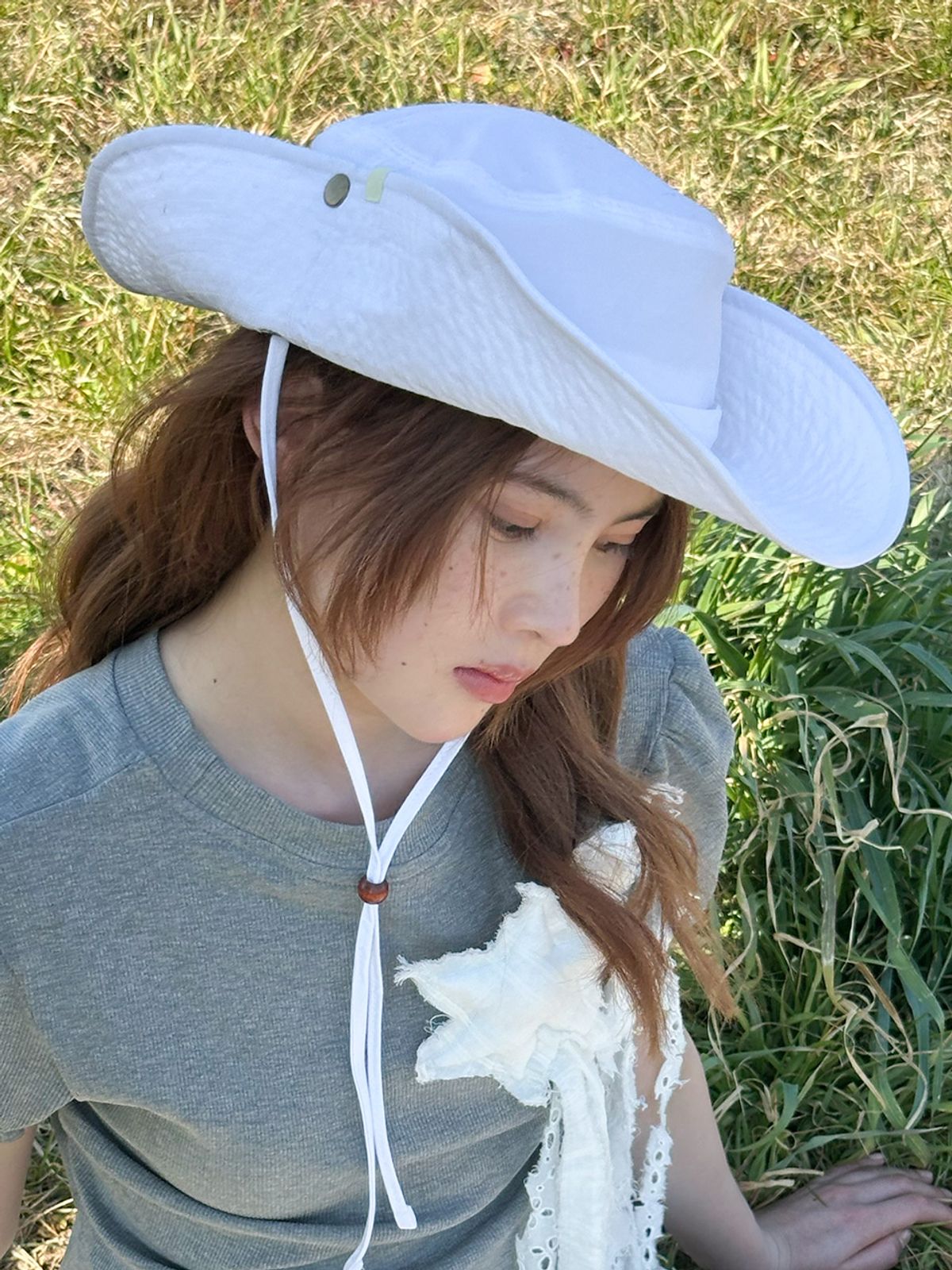 포에지담(POESIEDAME) STUD SAFARI BUCKET HAT IN WHITE