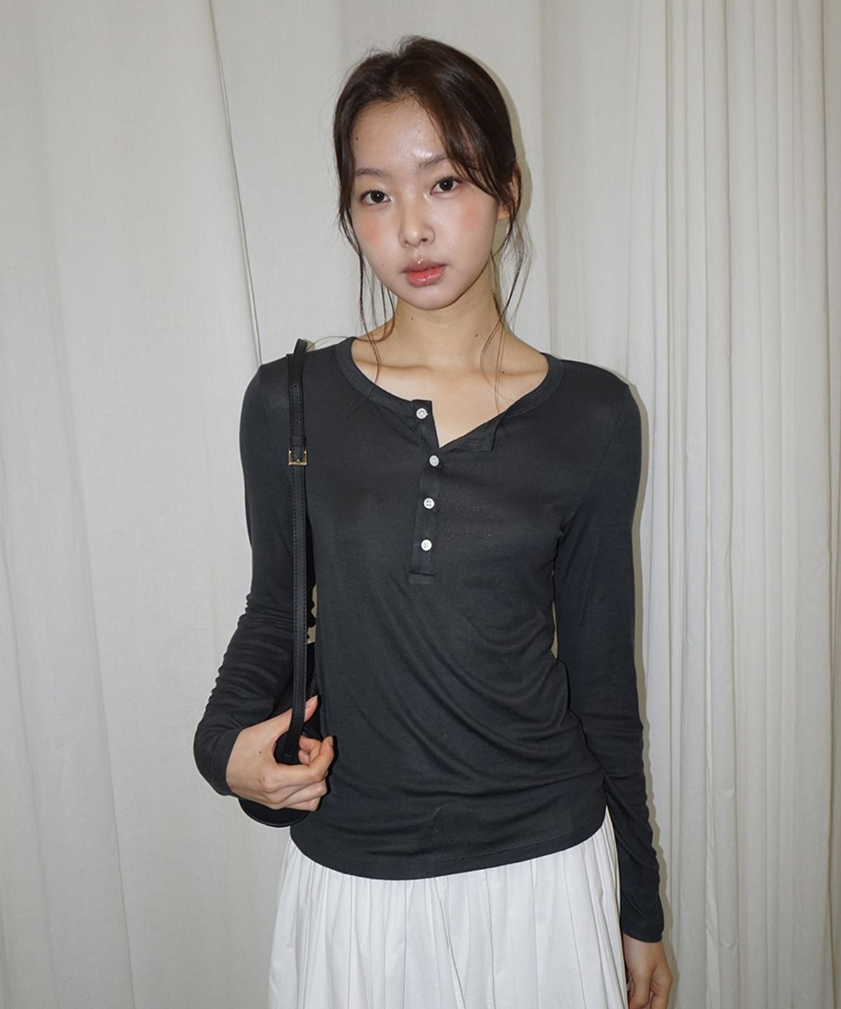 무드인사이드 우먼(MOOD INSIDE WOMAN) (woman) 시어 헨리넥 롱슬리브_Black