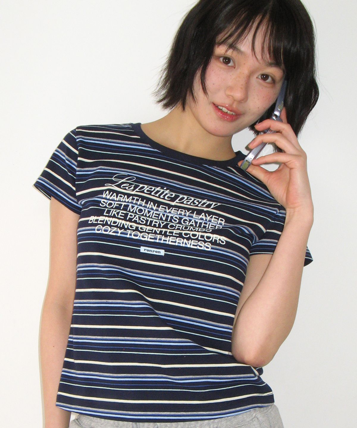론론(RONRON) MULTI STRIPE LETTERING T SHIRT NAVY