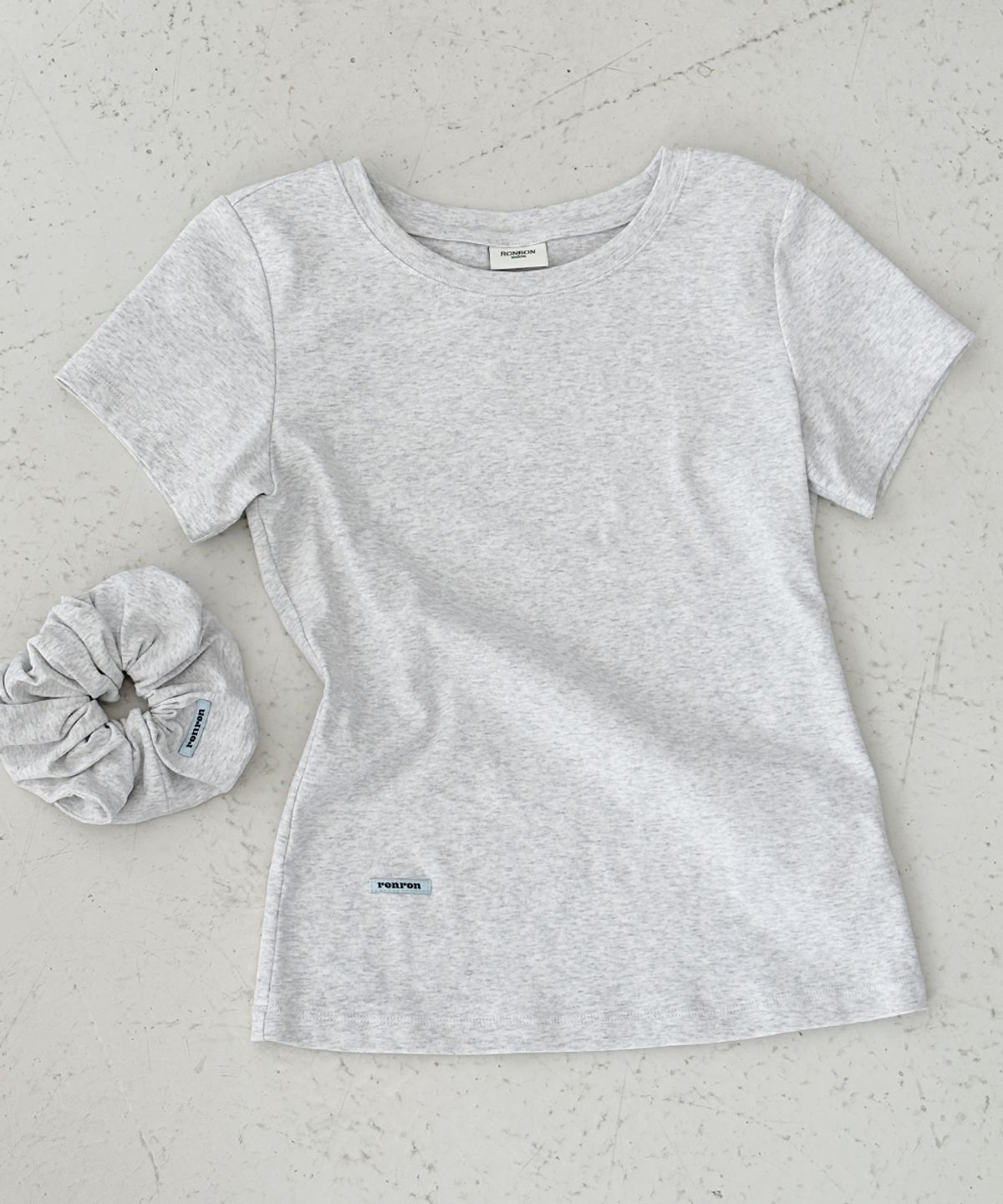 론론(RONRON) SCRUNCHIE SET SLIM FIT T SHIRT WHITE MELANGE