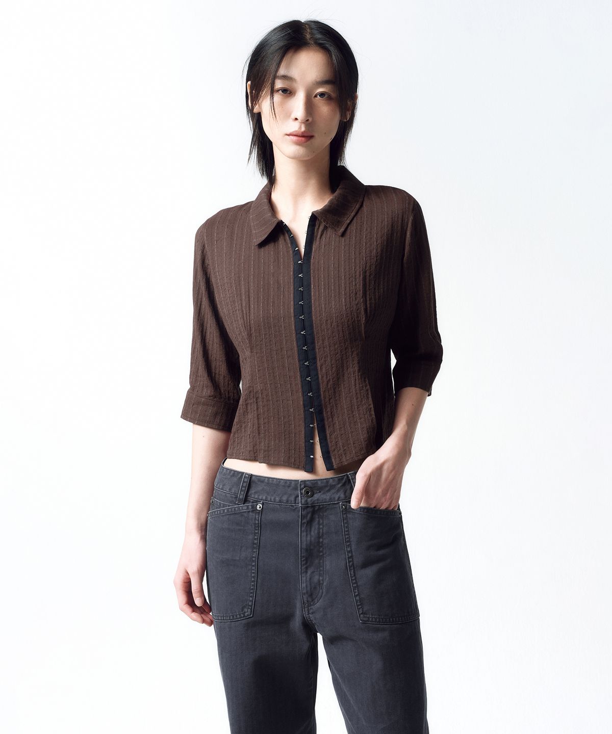 인사일런스 우먼(INSILENCE WOMEN) 후크 디테일 자카드 셔츠 BROWN
