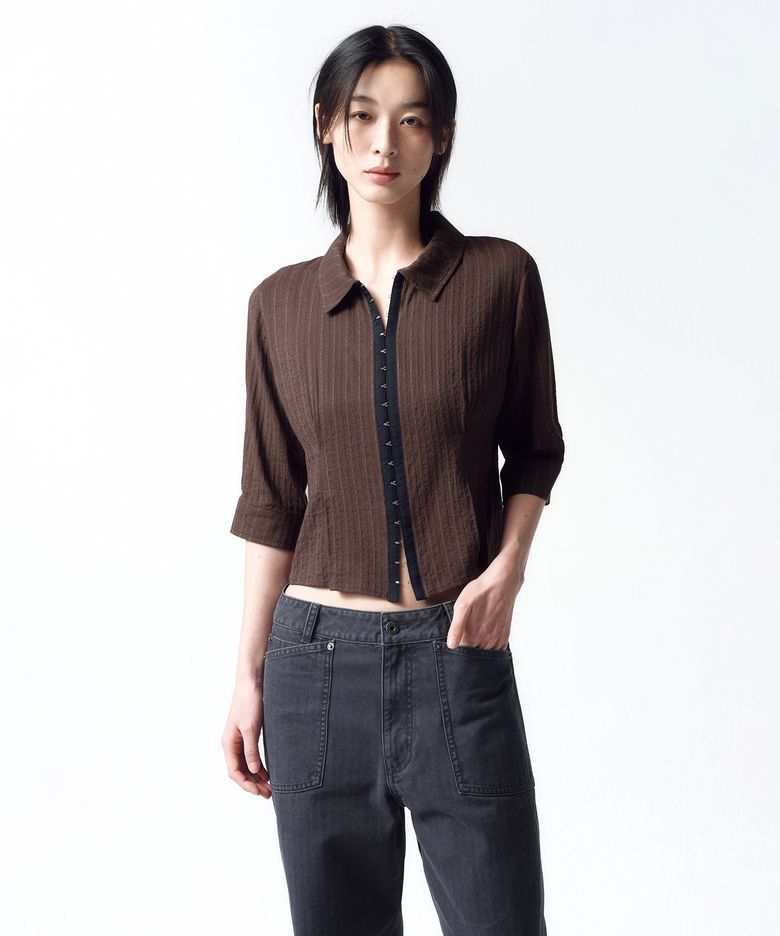 후크 디테일 자카드 셔츠 BROWN