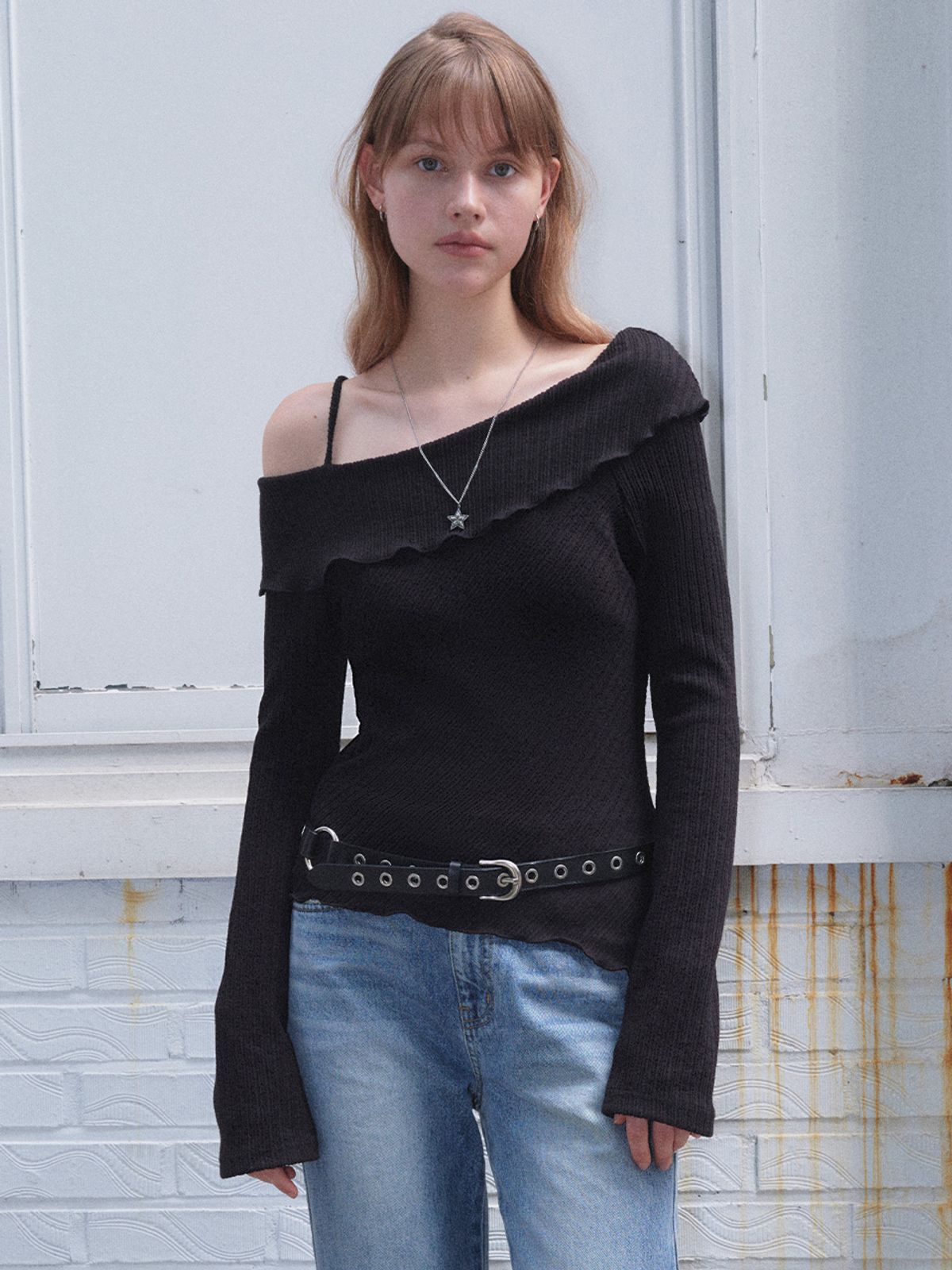 소플러(SOFLER) NIA STRAP OFF-SHOULDER TOP_BLACK