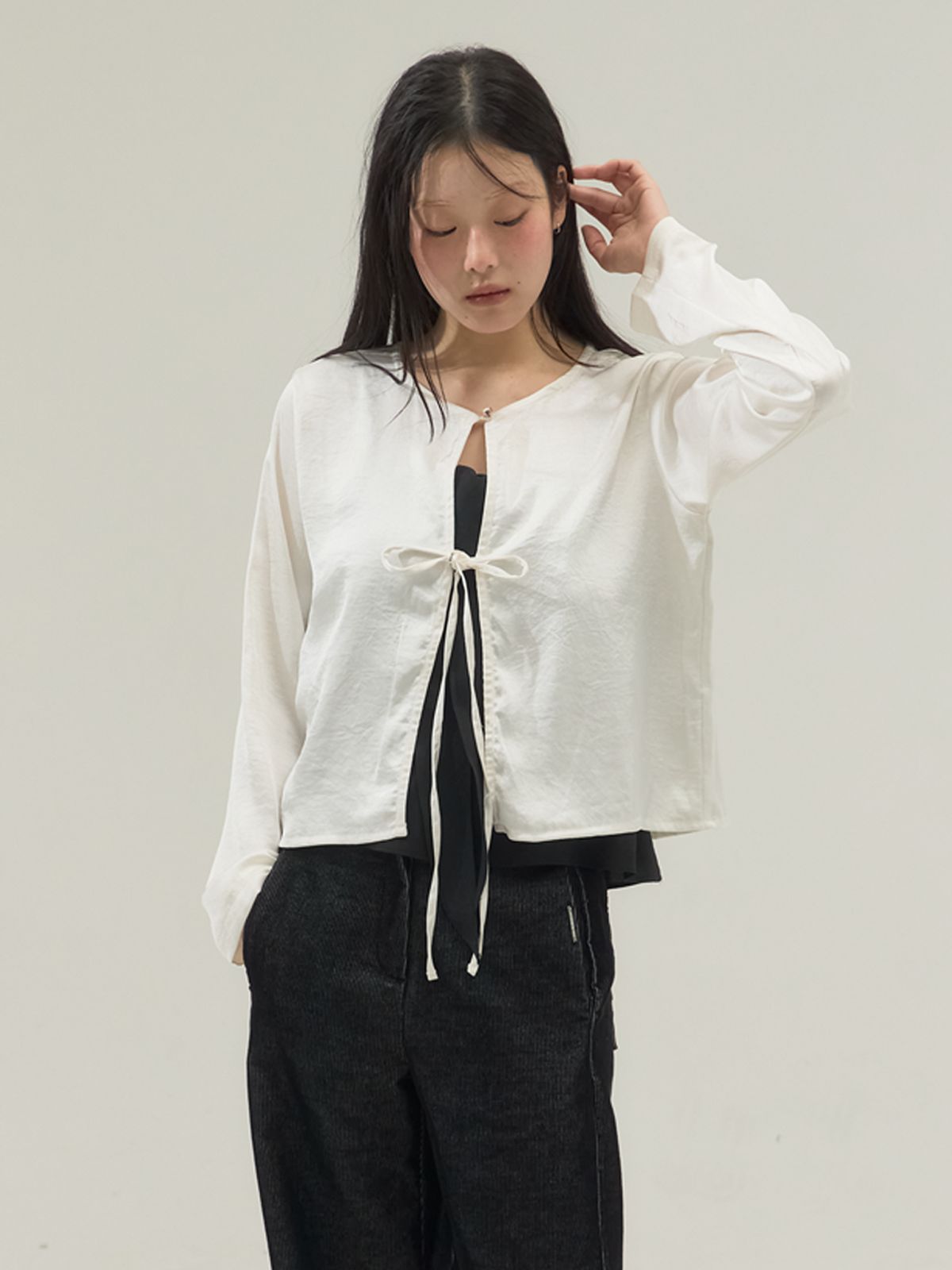 쏘리, 투 머치 러브(SORRY, TOO MUCH LOVE) Silky Open-Front Tie Blouse with Clasp_Cream