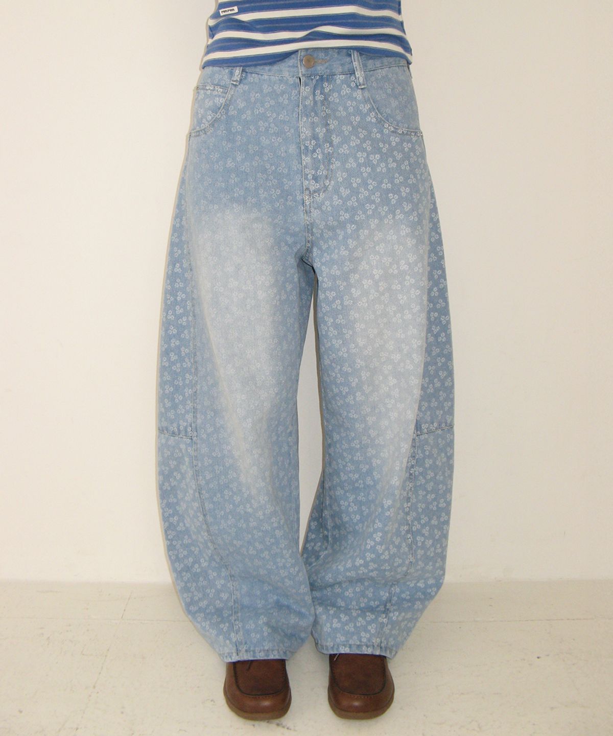 론론(RONRON) BALLOON FIT FLORAL DENIM PANTS LIGHT BLUE