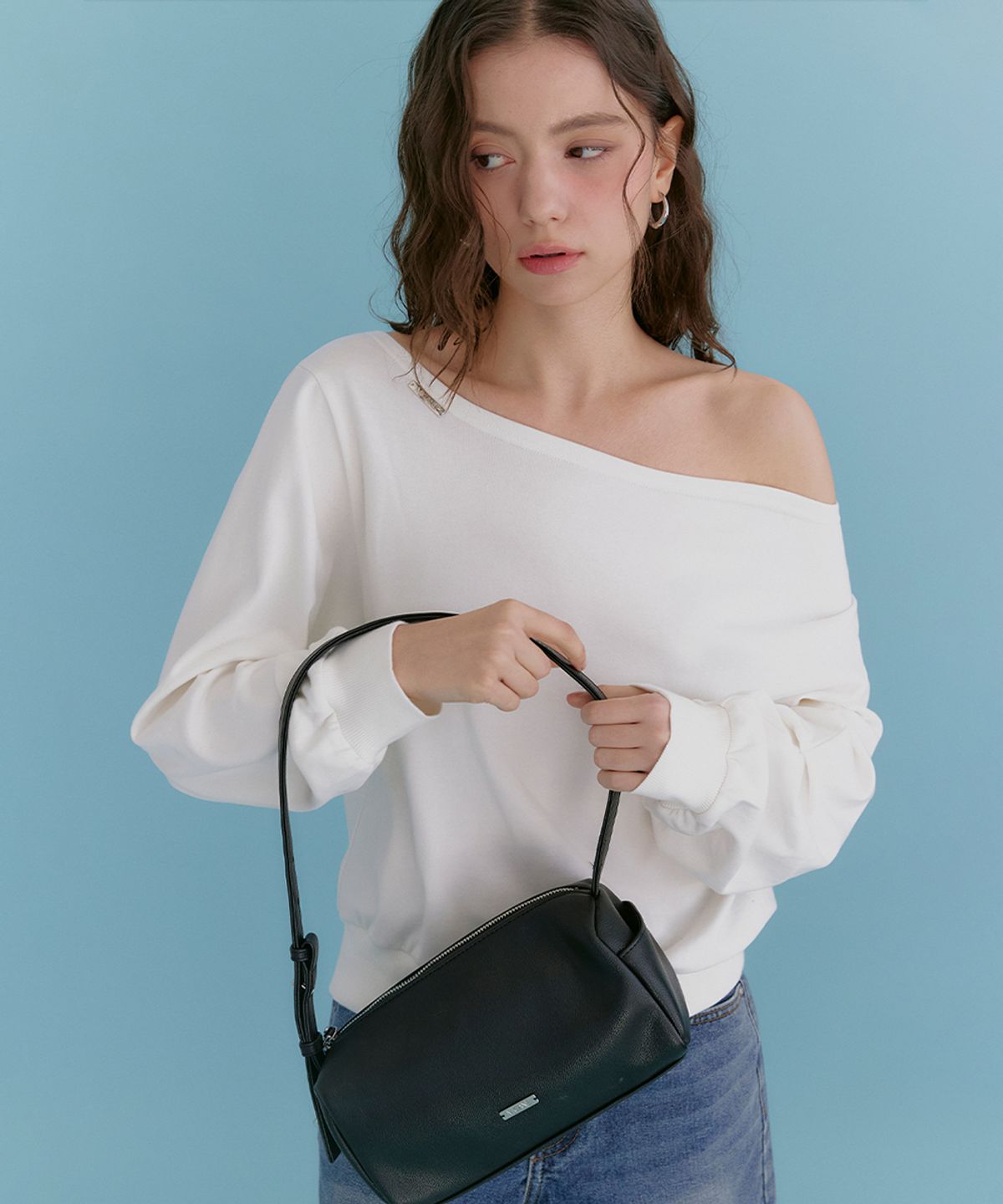 미케네(MICANE) 루미 오프숄더 스웻 셔츠
