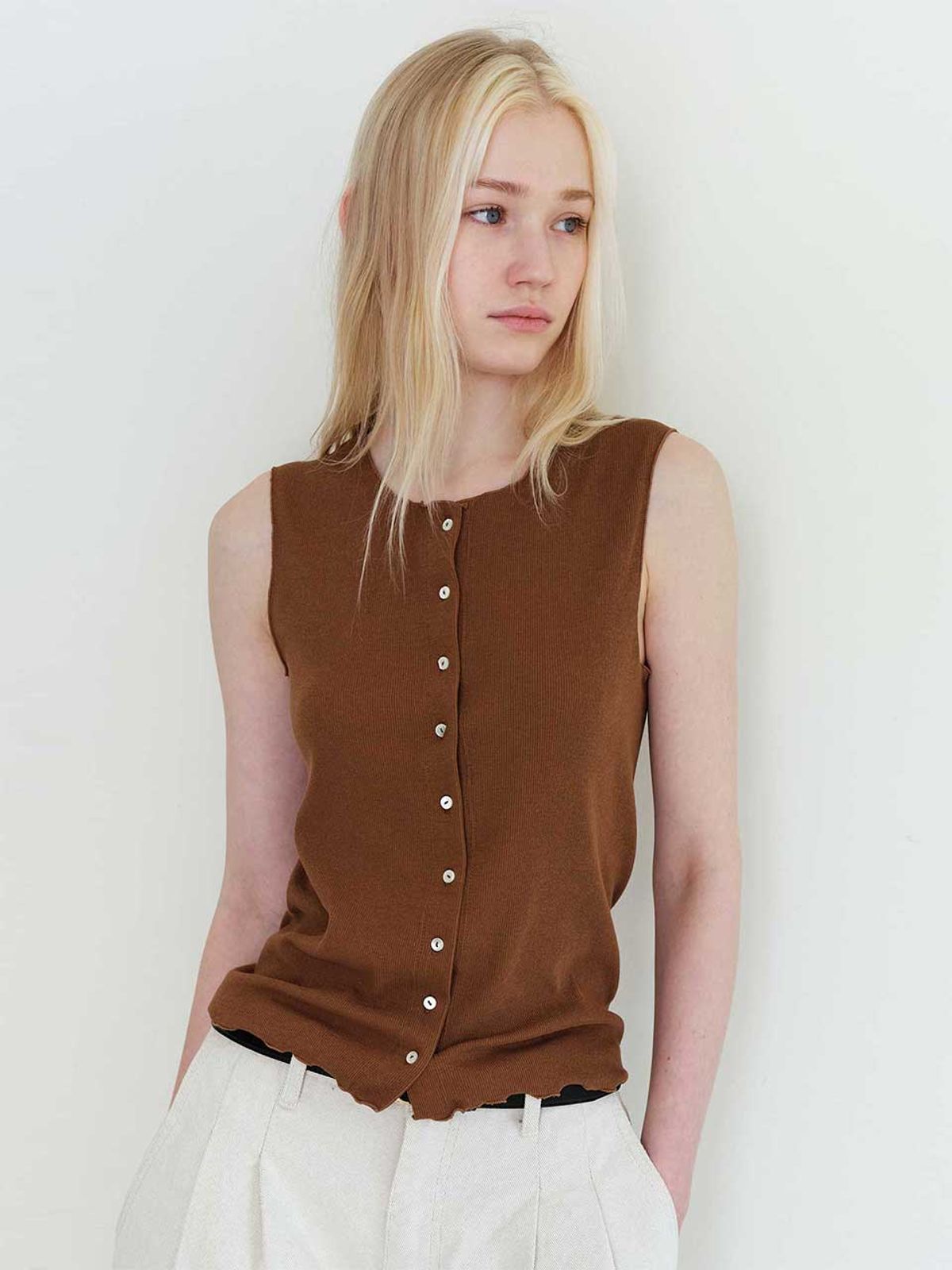 더라이(THERYE) Ribbed Open Sleeveless(Brown)