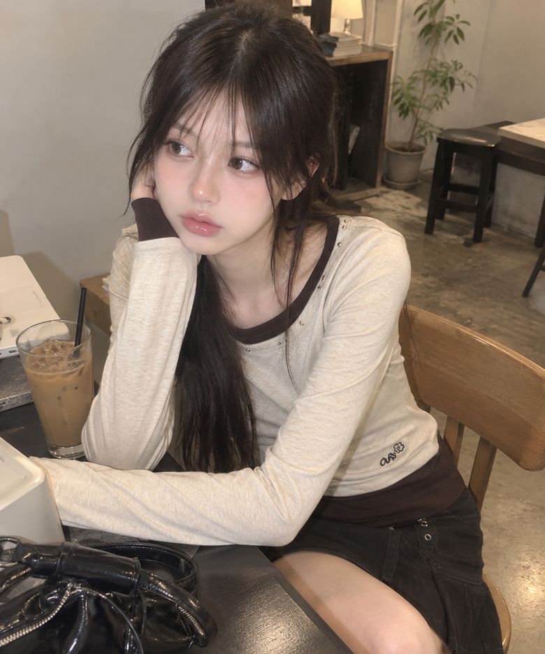 V넥 레이어드 스터드 슬림 롱슬리브 오트밀