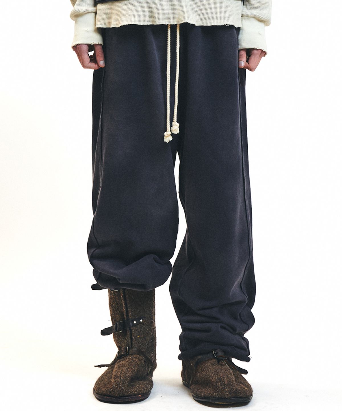 레어리티스(NINE RARITIES) Washed Frayed Sweatpants