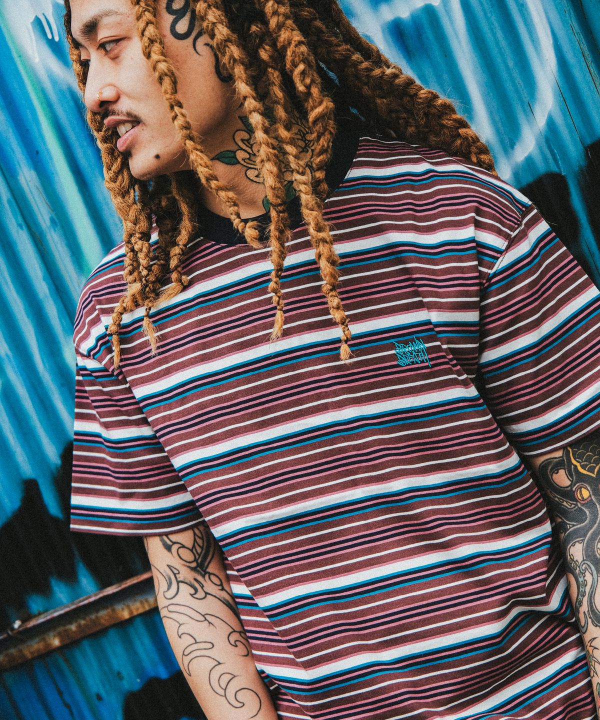 브라운브레스(BROWNBREATH) STRIPE CROP TAG TEE - BURGUNDY