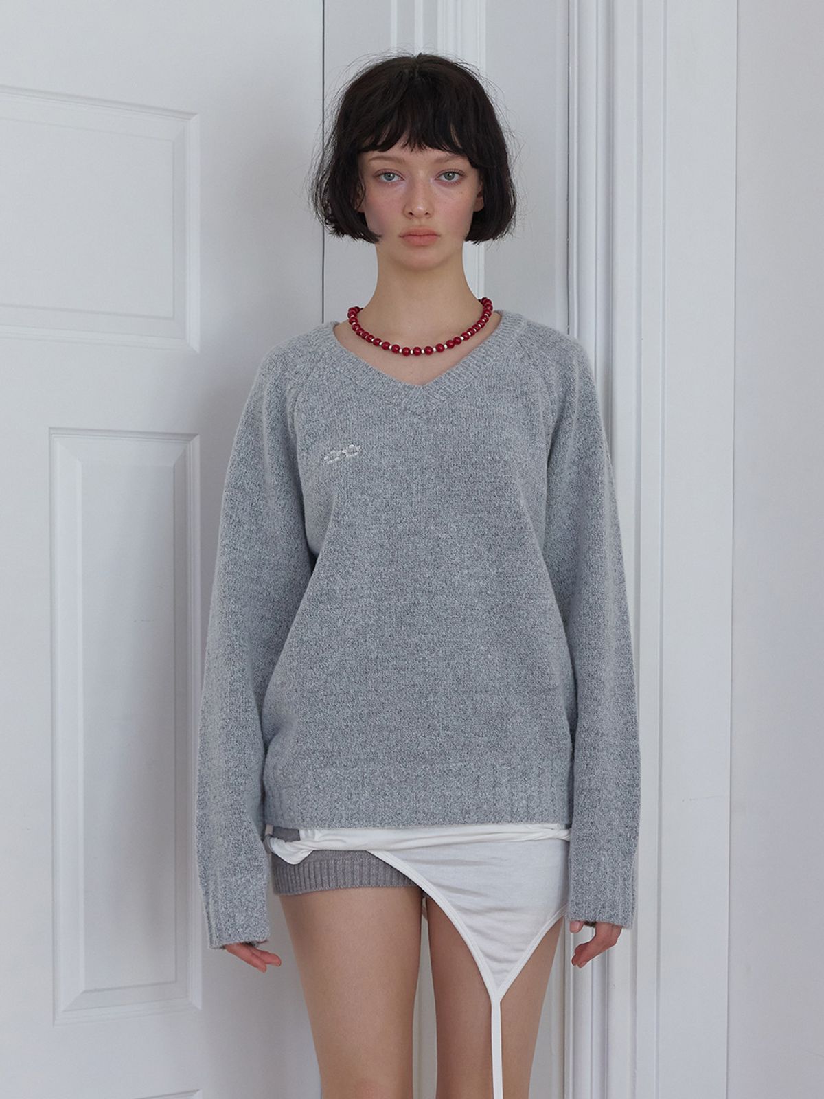 민더리(MEENDERI) CLASSIC LOGO V-NECK KNIT - GREY