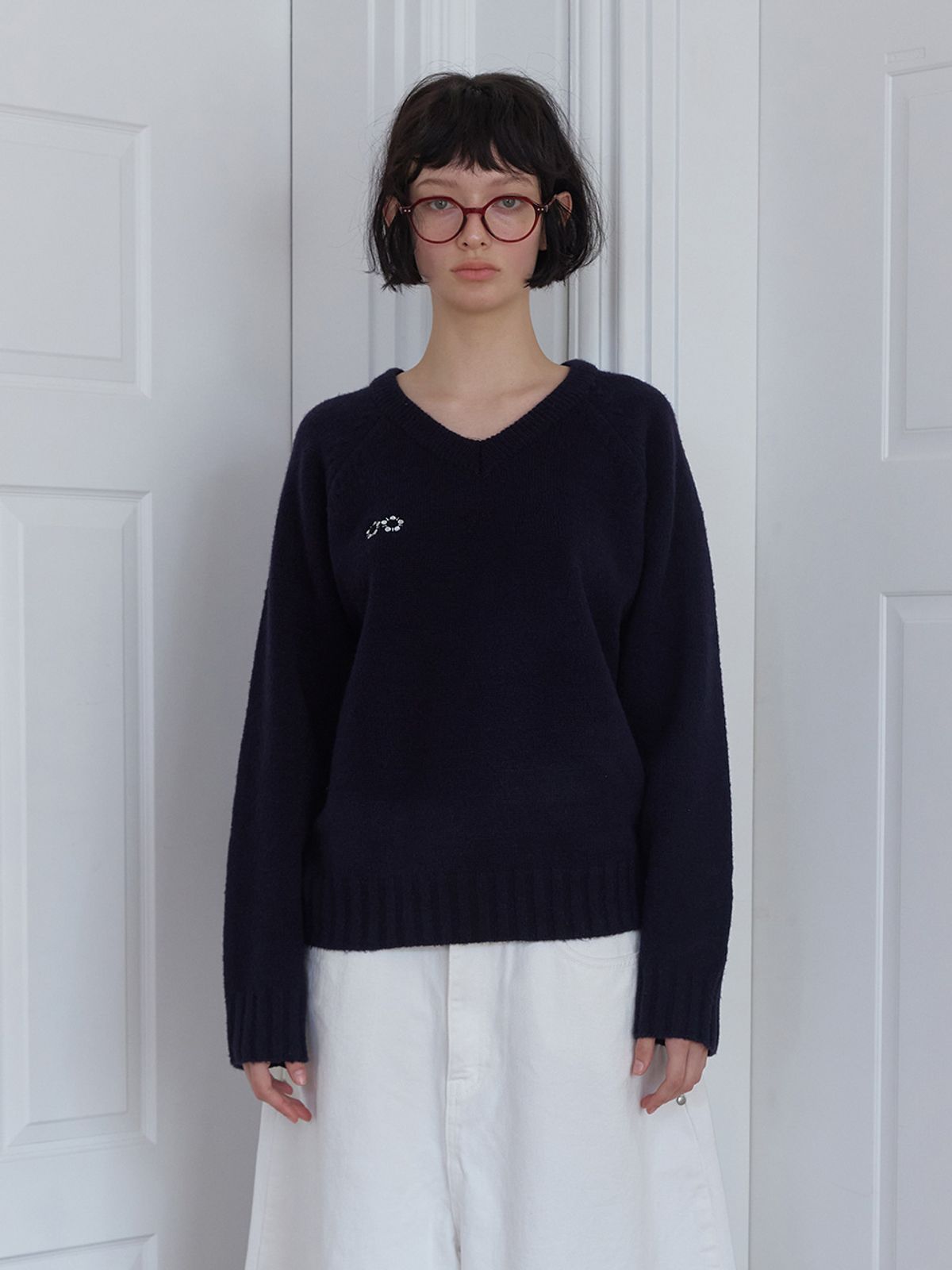 민더리(MEENDERI) CLASSIC LOGO V-NECK KNIT - NAVY