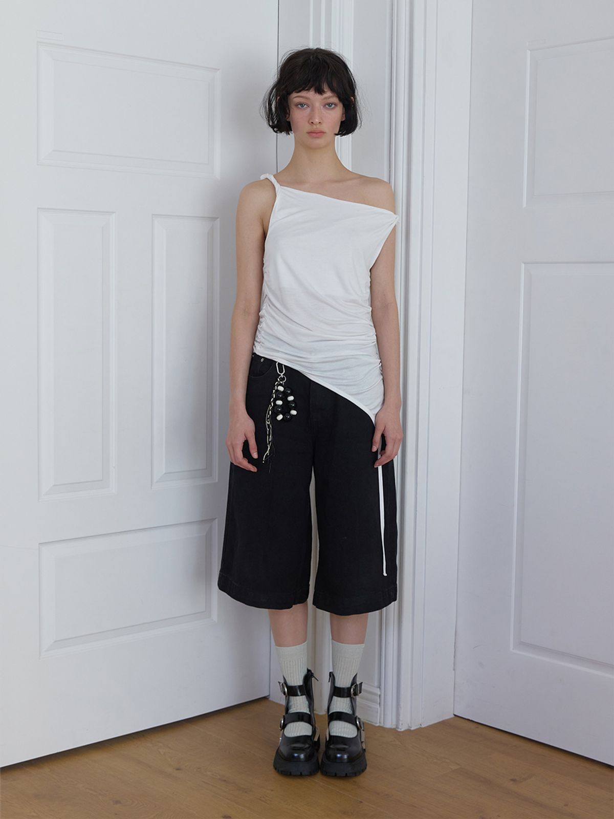 민더리(MEENDERI) ASYMMETRIC STRAP TOP - WHITE