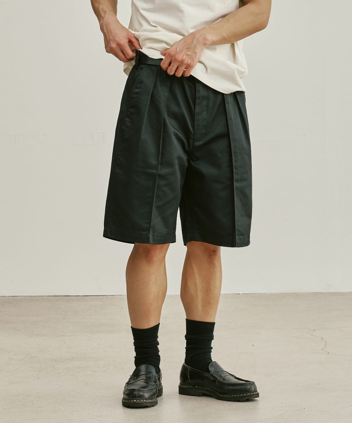 유니버셜 오버롤(UNIVERSAL OVERALL) UO JEAN CUT SHORTS BLACK