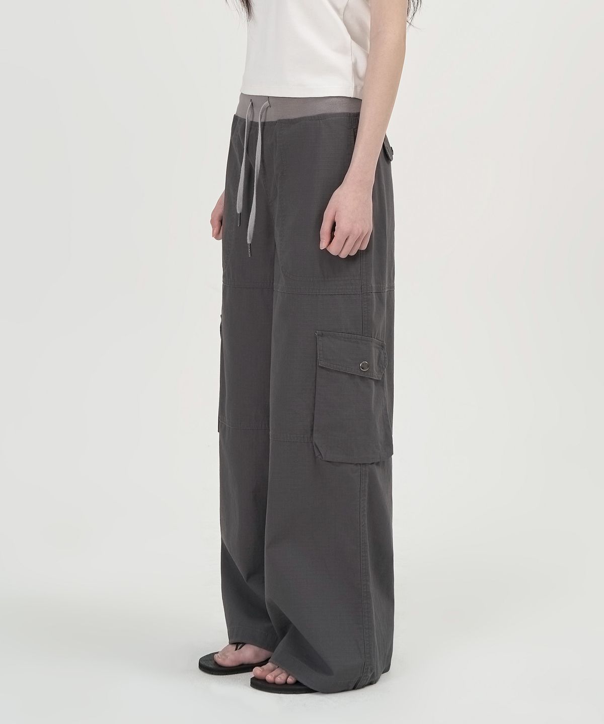 토피 우먼(TOFFEE WOMEN) W 밴딩 와이드 카고 팬츠 (CHARCOAL)