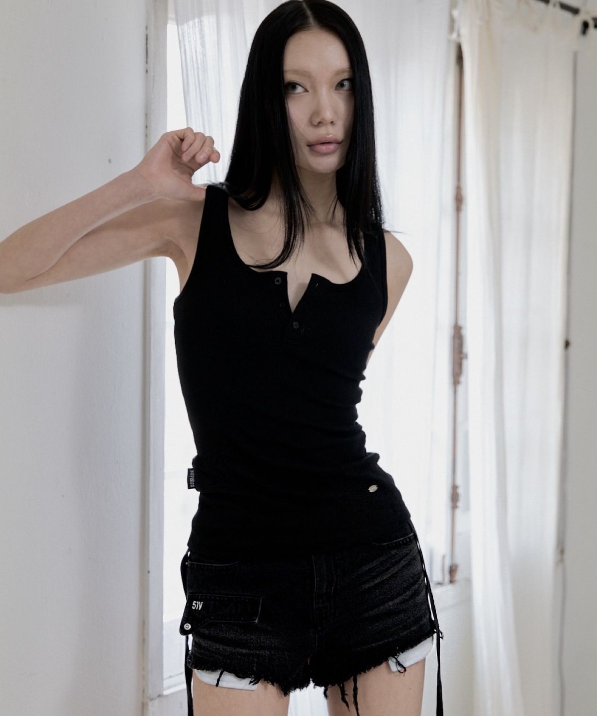 511비전(511VISION) PURE BUTTON SLEEVELESS , BLACK