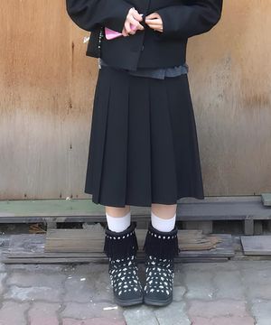 팬던트 디테일 플리츠 스커트_블랙