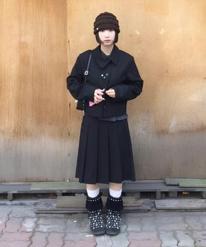 오블리크 버튼 크롭 재킷_블랙