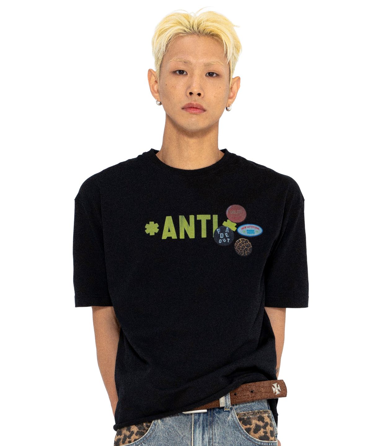 엑스톤즈(XTONZ) XF010 안티 핀 뱃지 티셔츠 (BLACK)