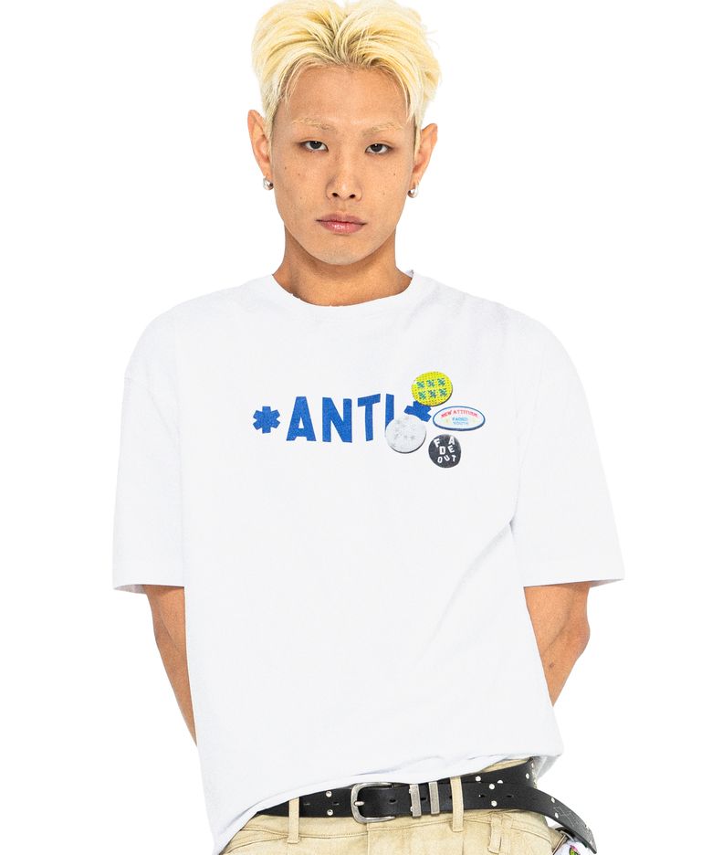 [송필드 콜라보] XF010 안티 핀 뱃지 티셔츠 (WHITE)