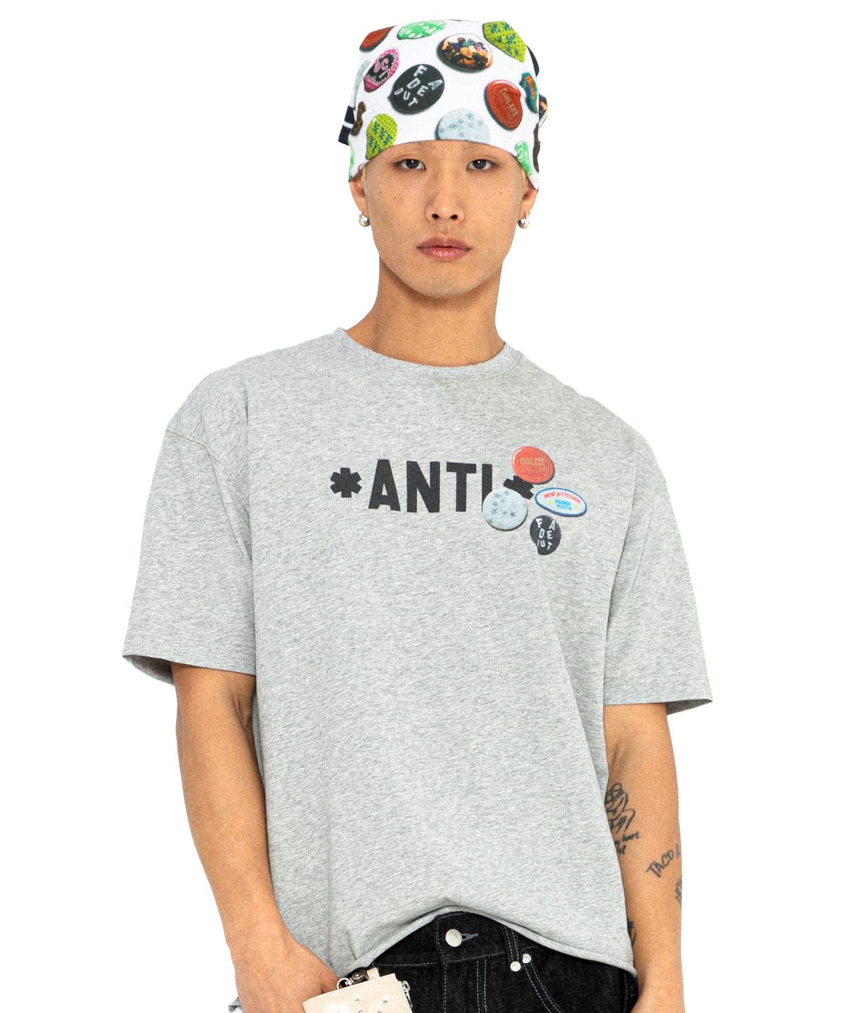엑스톤즈(XTONZ) XF010 안티 핀 뱃지 티셔츠 (GRAY)