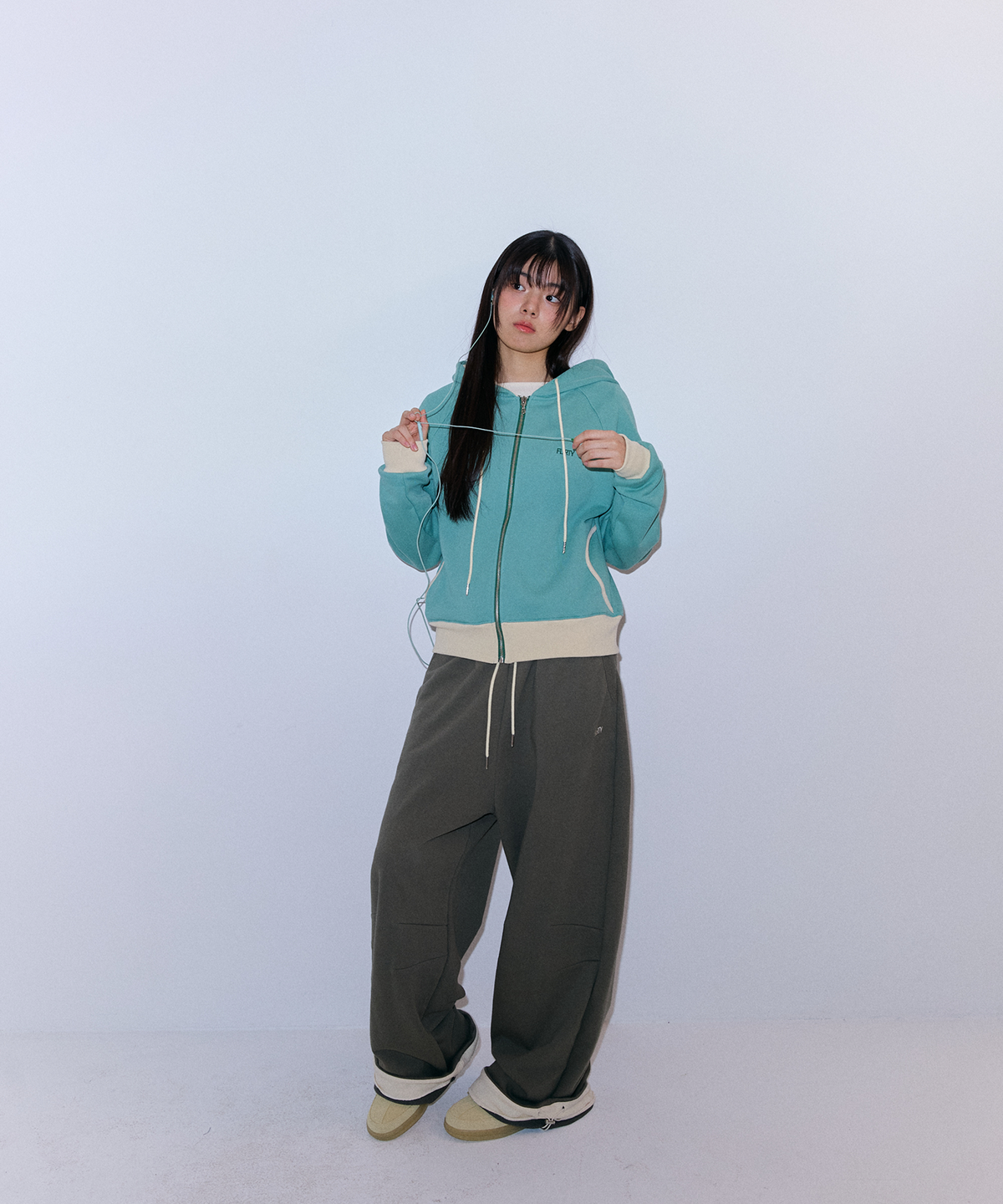 플러티(FLIRTY) 컷 라인 와이드 스웨트 팬츠 (Khaki)
