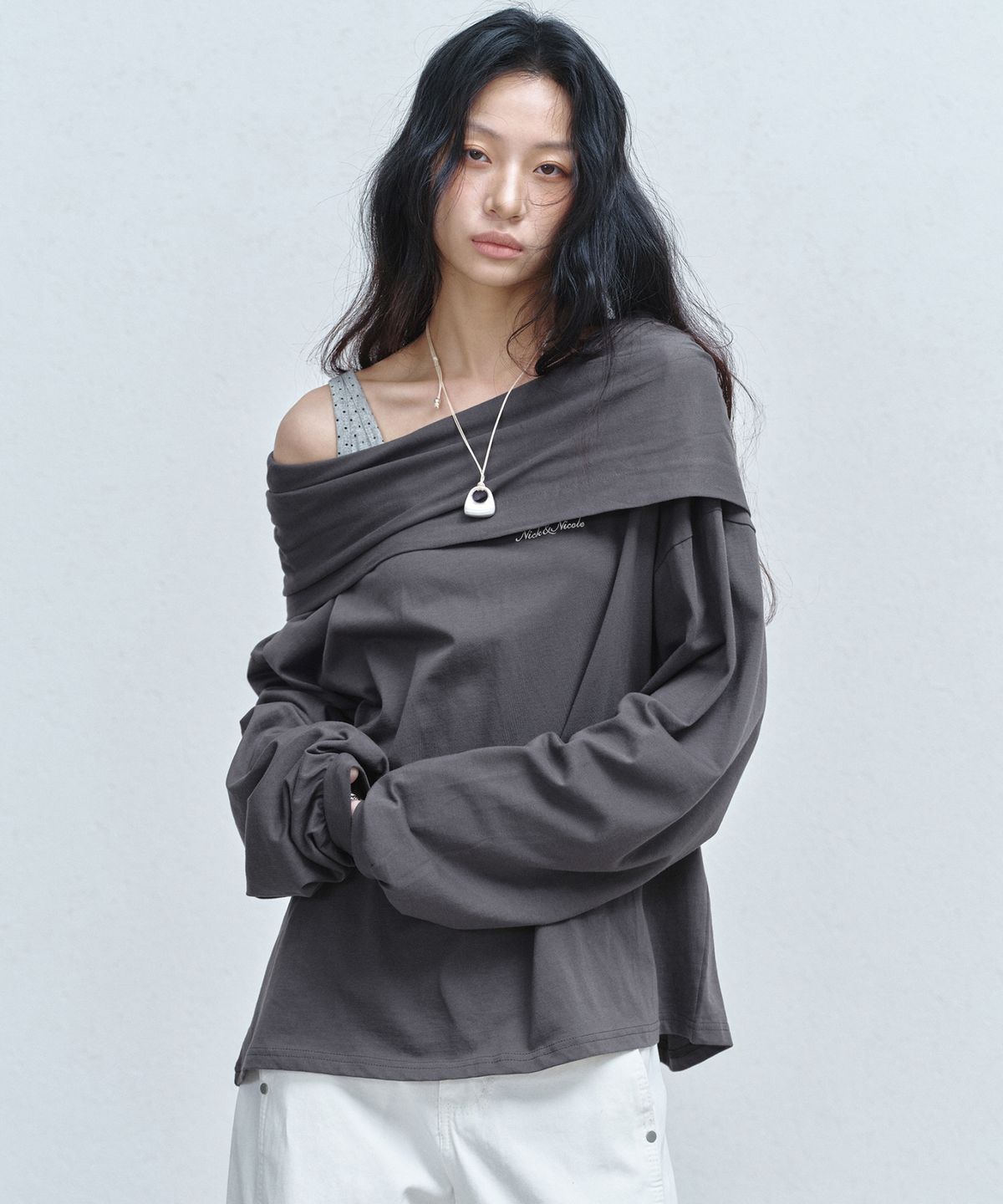 닉앤니콜(NICK&NICOLE) DRAPED HOOD OFF SHOULDER TOP_CHARCOAL