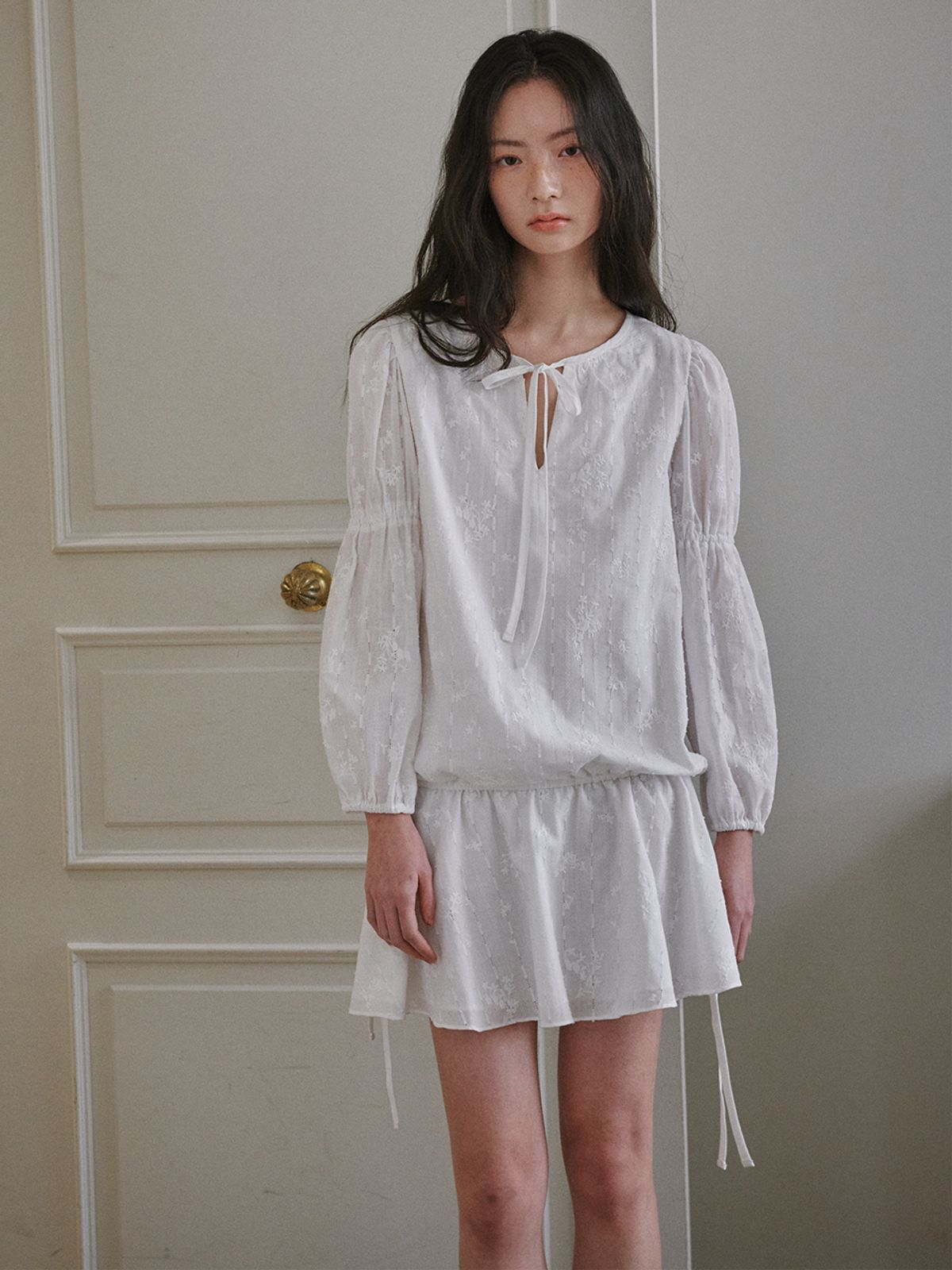 오앨(OUEL) EMBRO DRAPE TIE MINI DRESS_WHITE