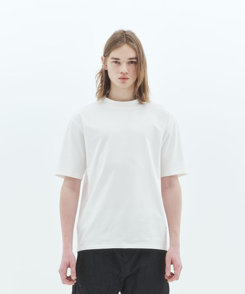 High-Neck Signature T-Shirt (O/WHITE)